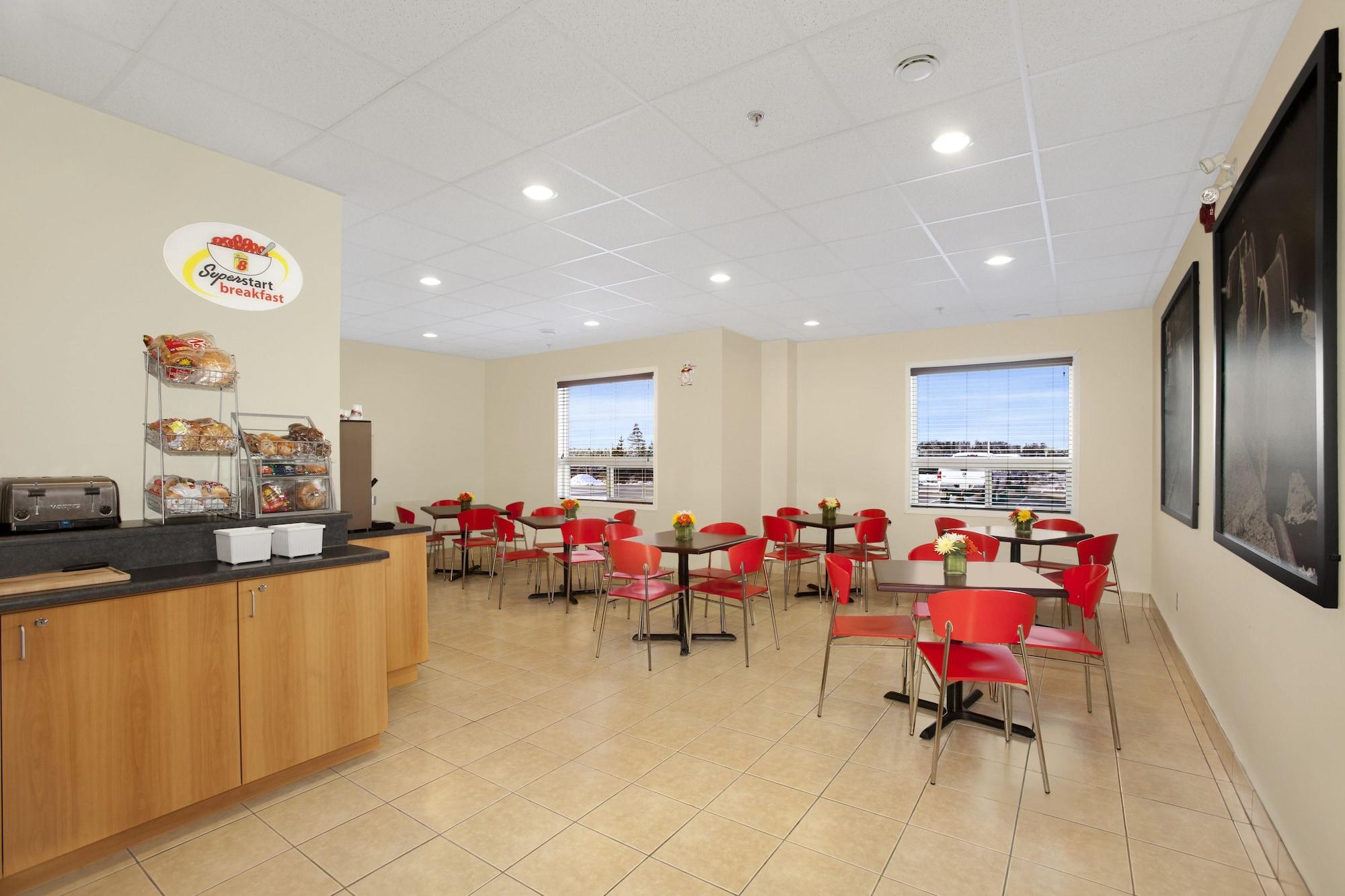 Restaurant Super 8 by Wyndham Red Lake ON