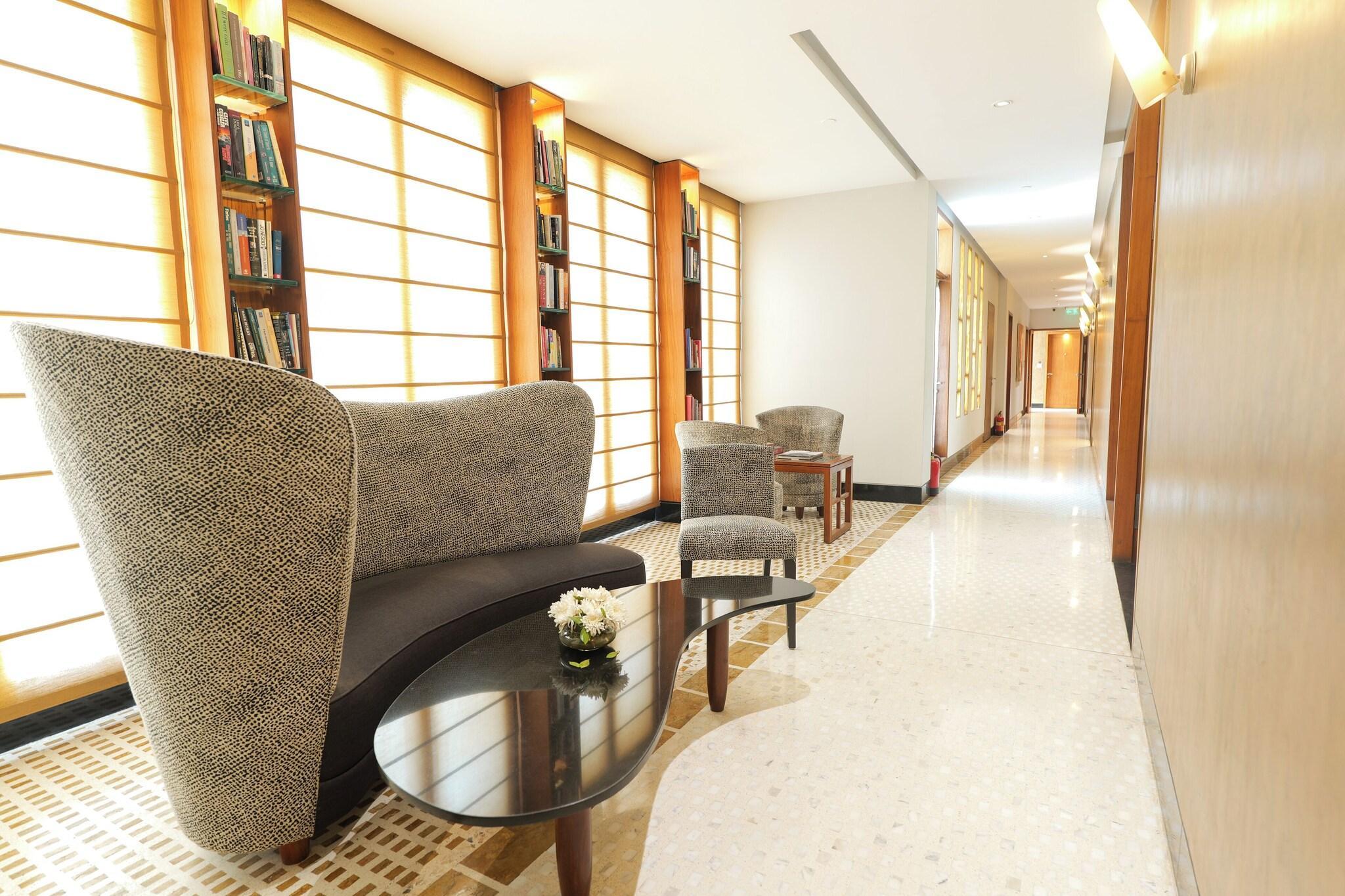 Vista Lobby The Manor Hotel