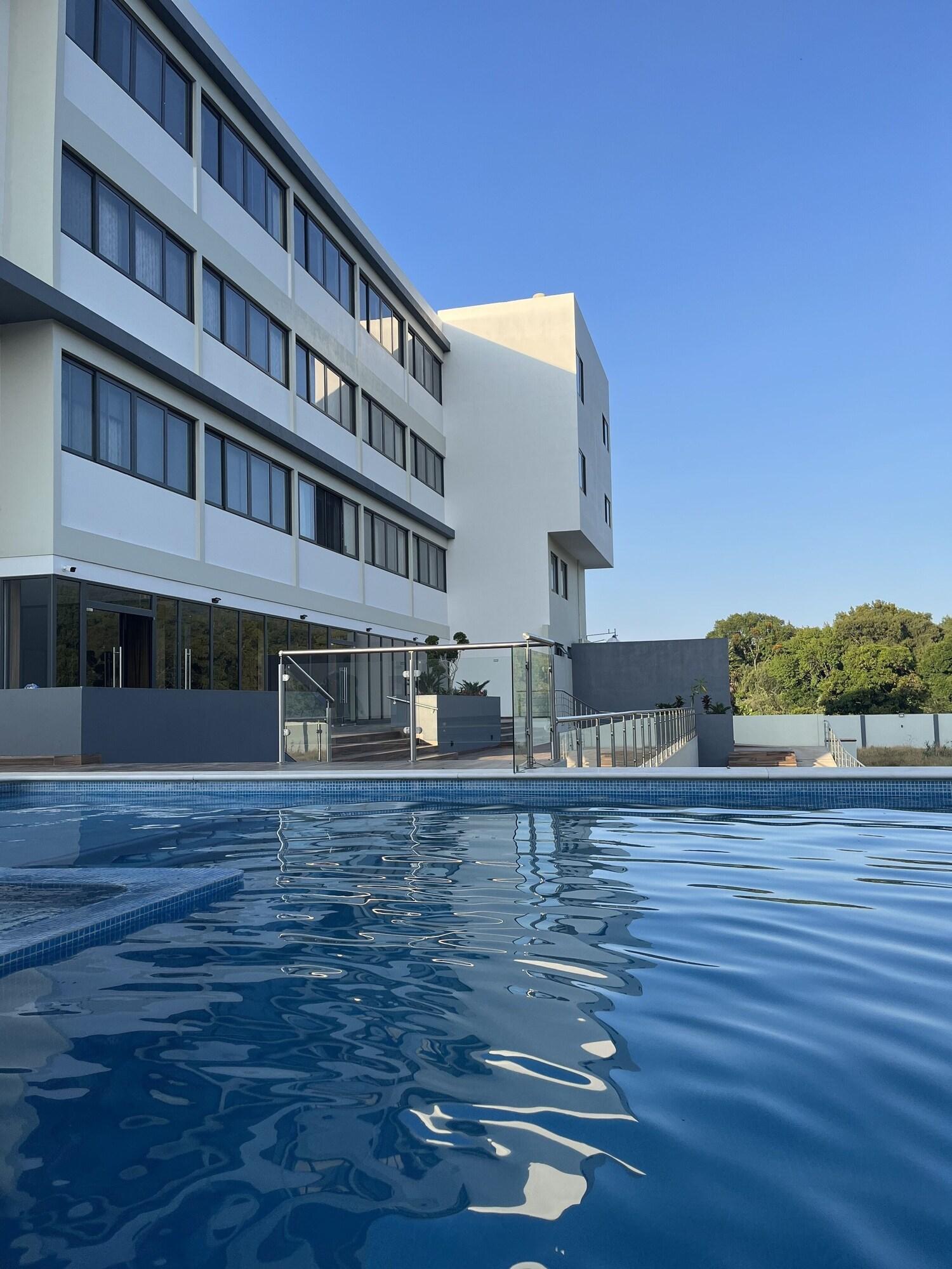 Vista Piscina Hotel Cinco Diamantes