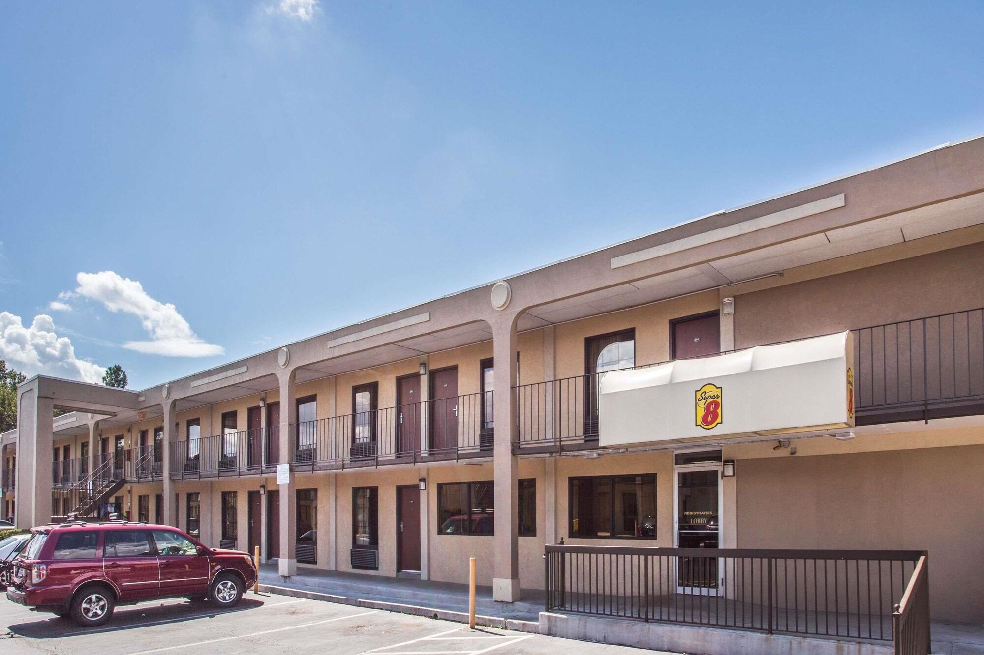 Varios Super 8 by Wyndham Camp Springs/Andrews AFB DC Area