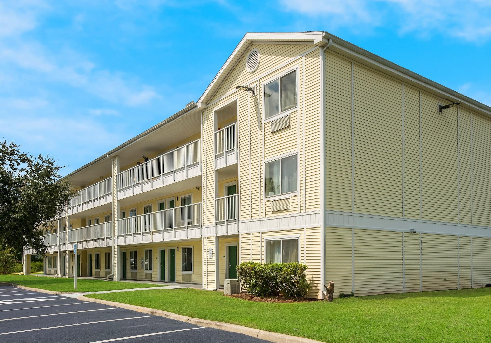 Vista Exterior HomeTowne Studios by Red Roof Orlando - UCF Area