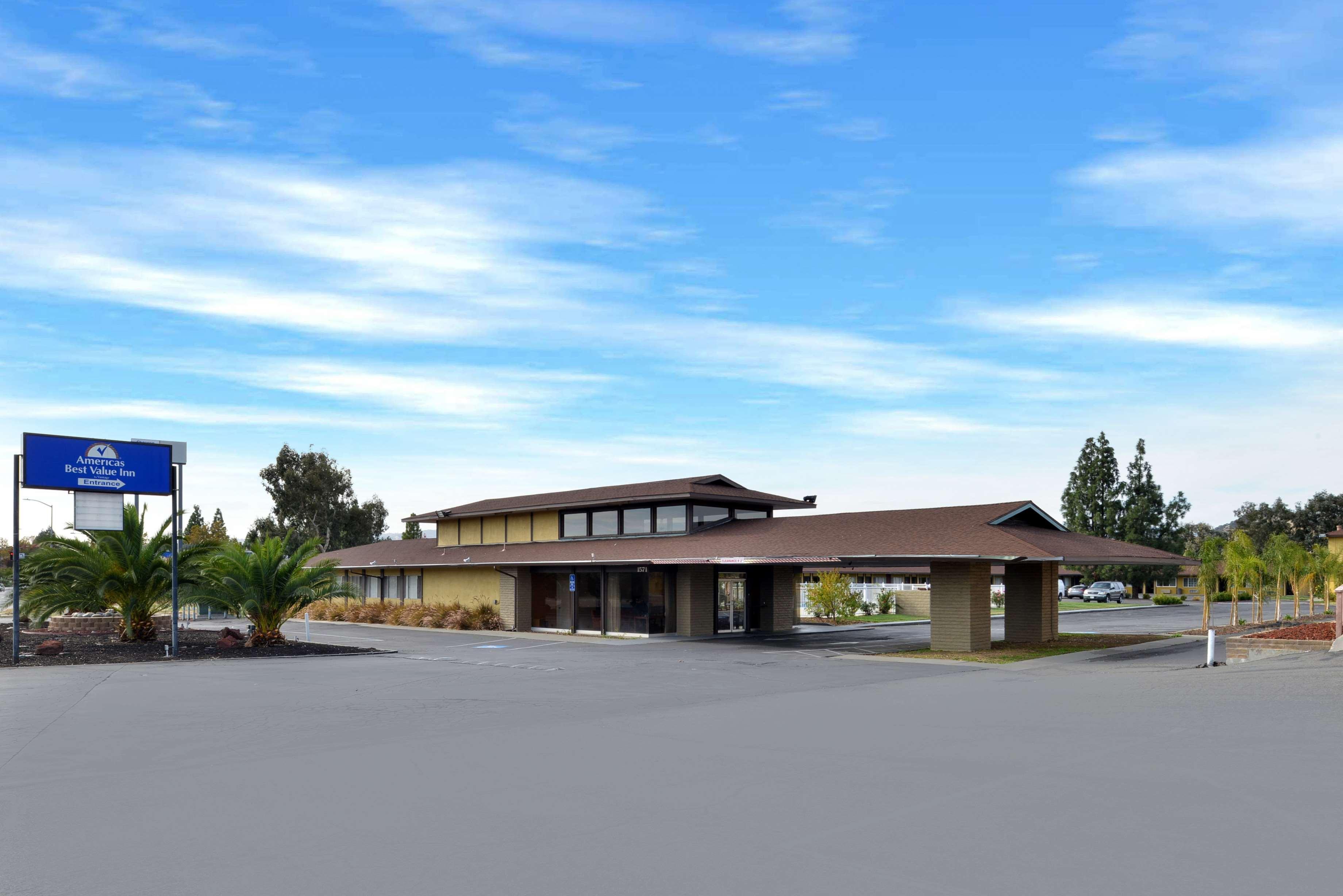 Vista Exterior Americas Best Value Inn Vacaville Napa Valley