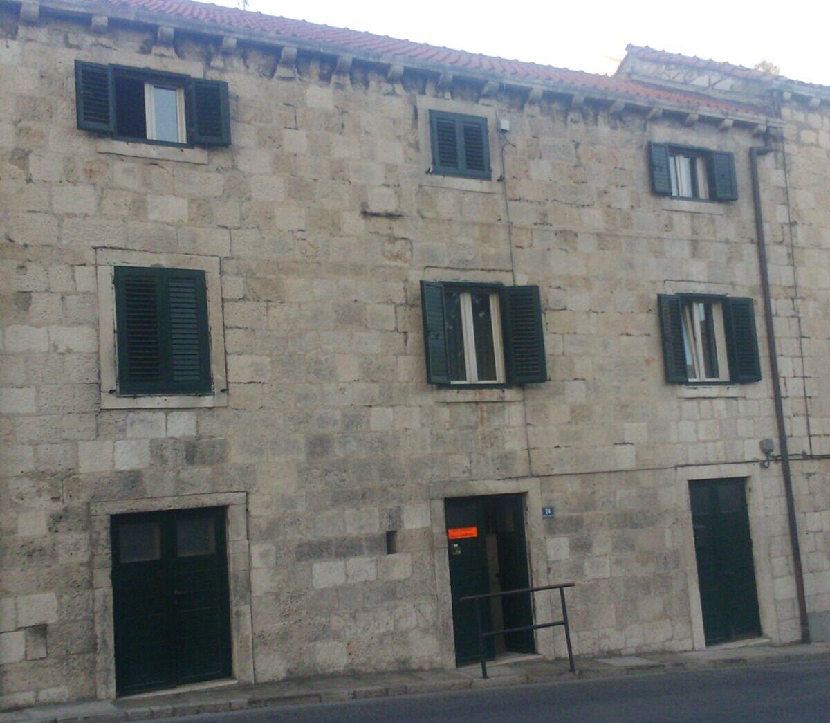 Varios Rooms Villa Garden - Hostel