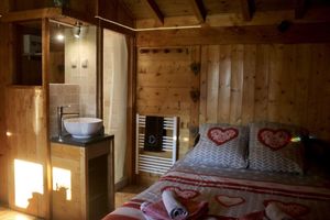 Alquiler Vacacional - Cosy Alpine chalet for two with log fire in peacefull gardens.
