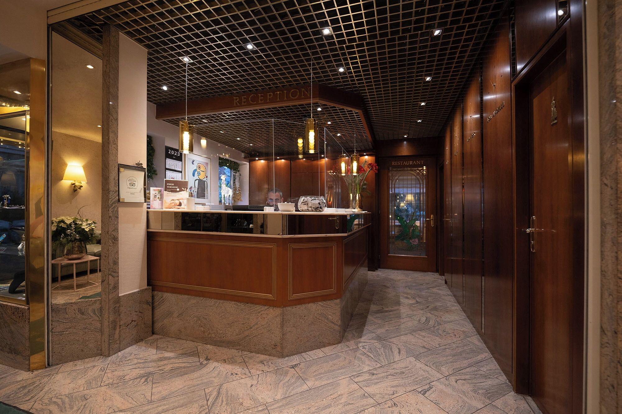 Vista Lobby Bernstein Villa Kastania