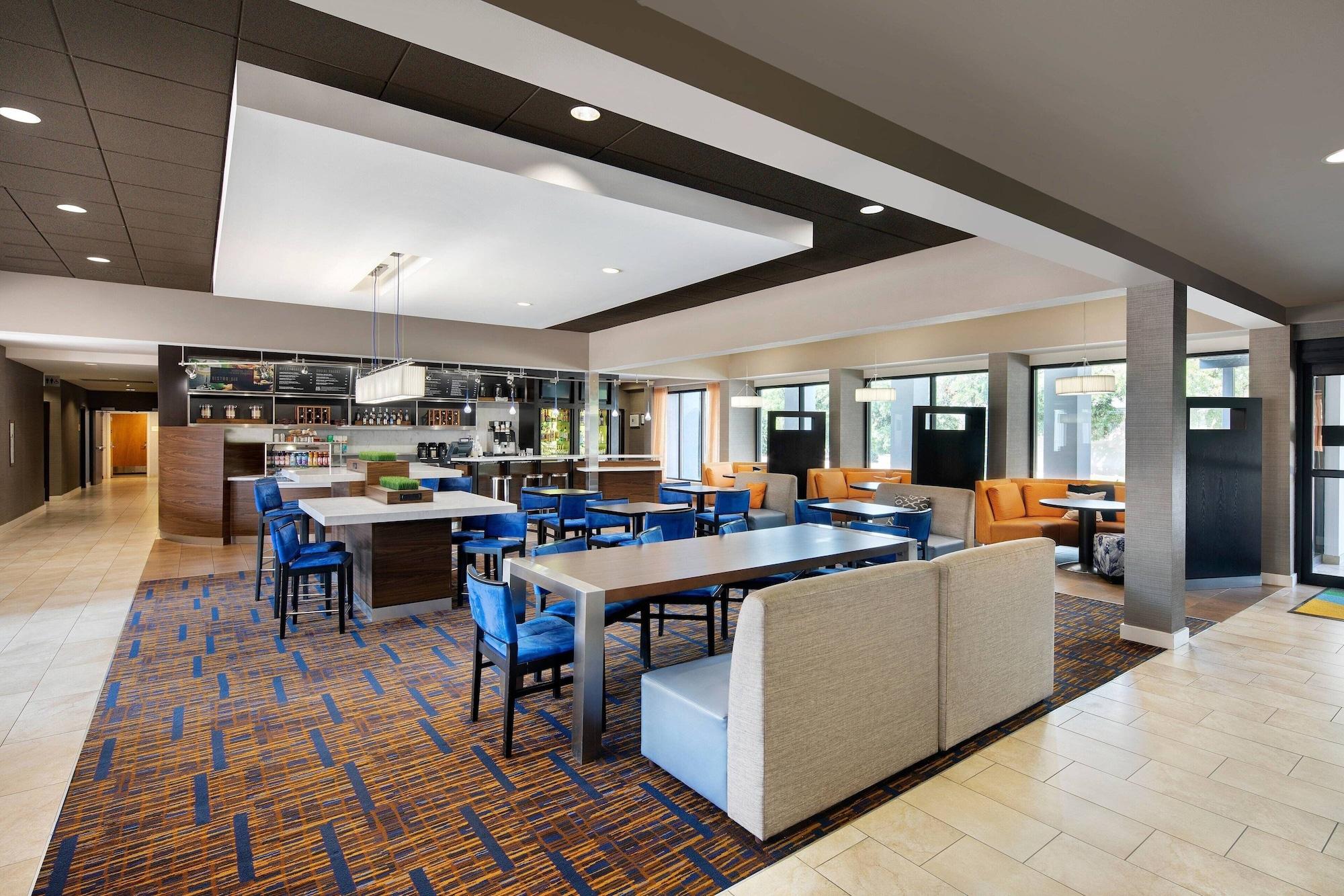 Vista Lobby Courtyard by Marriott Addison Midway