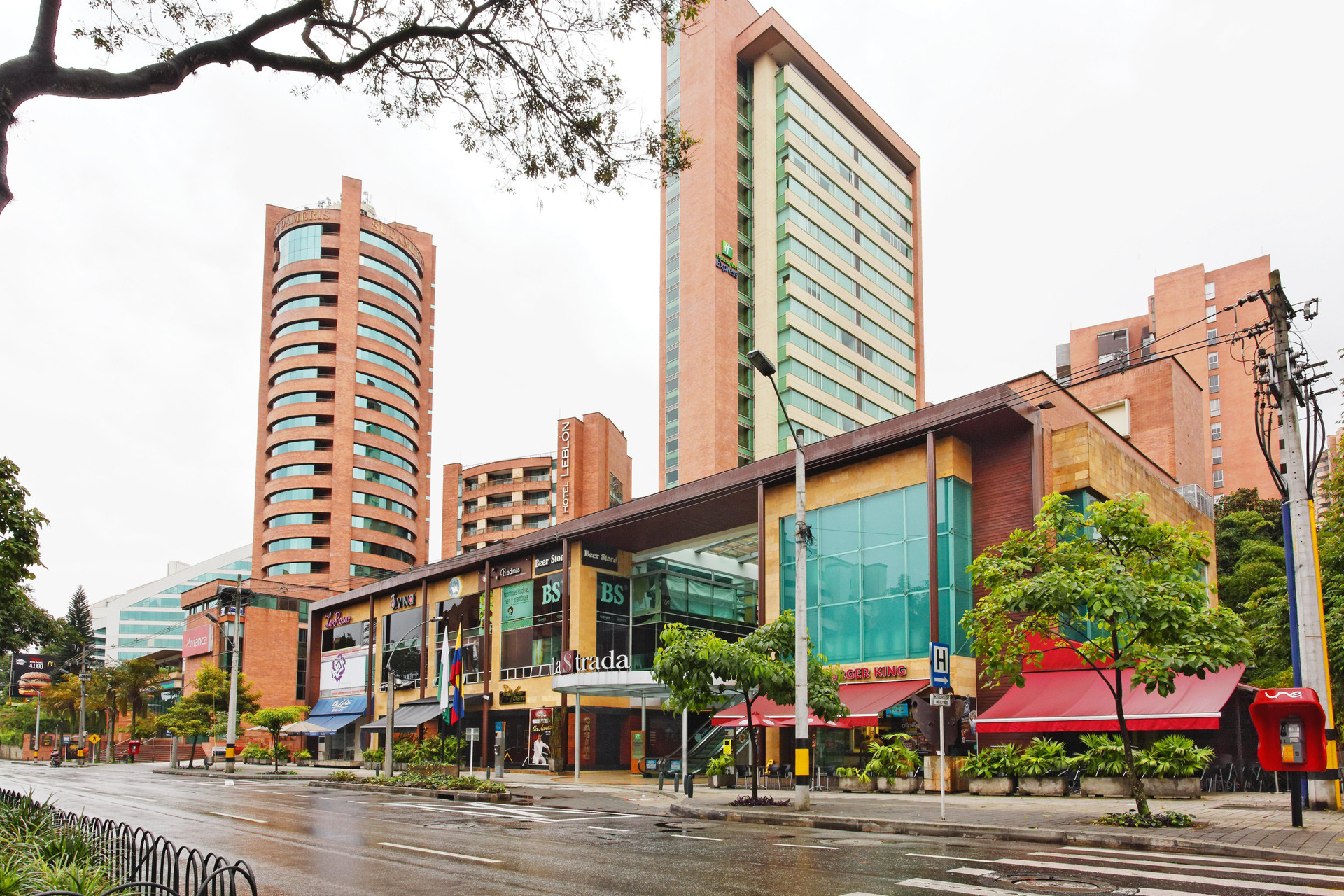 Vista Exterior Holiday Inn Express Medellin