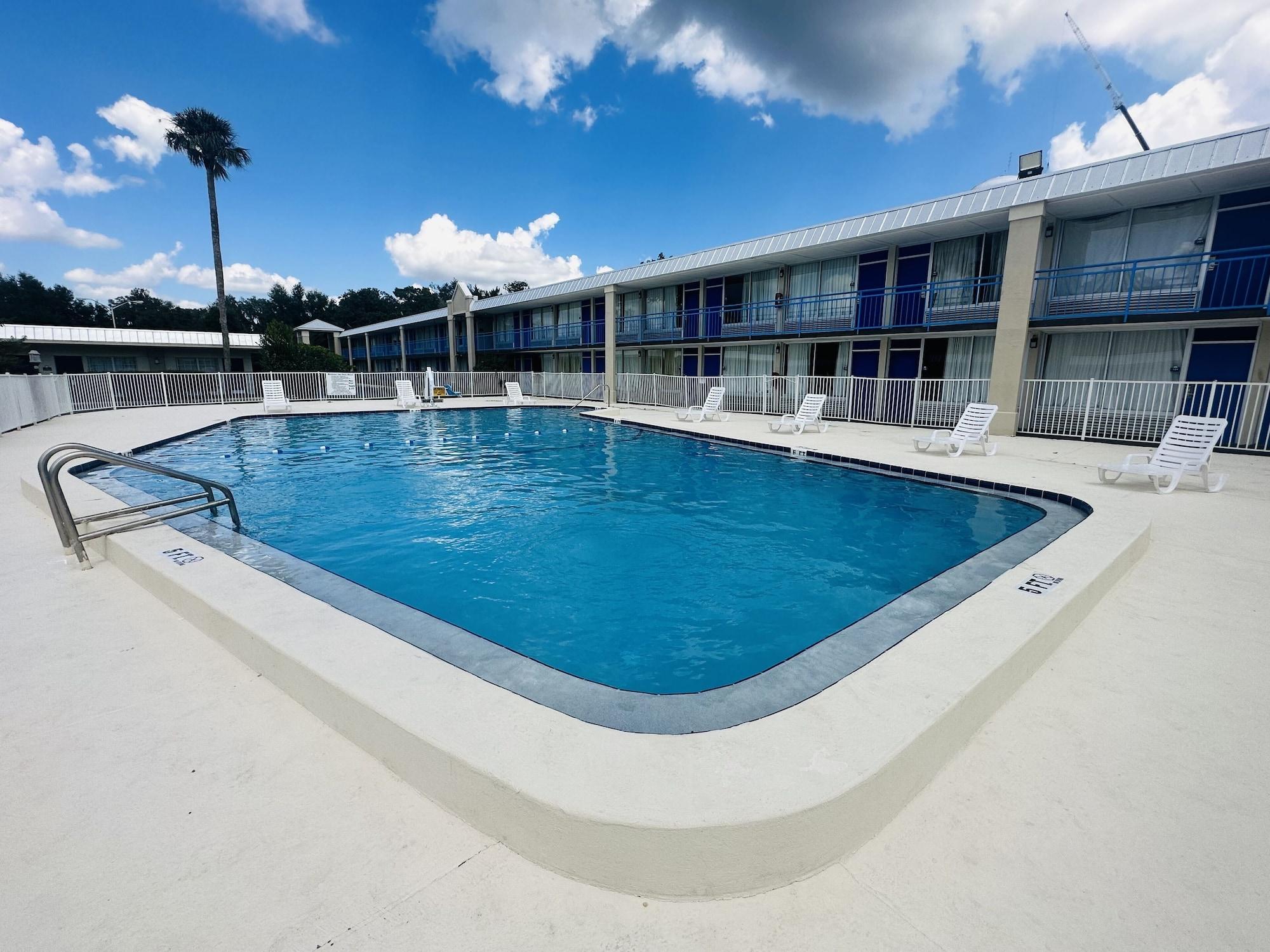 Varios Rodeway Inn