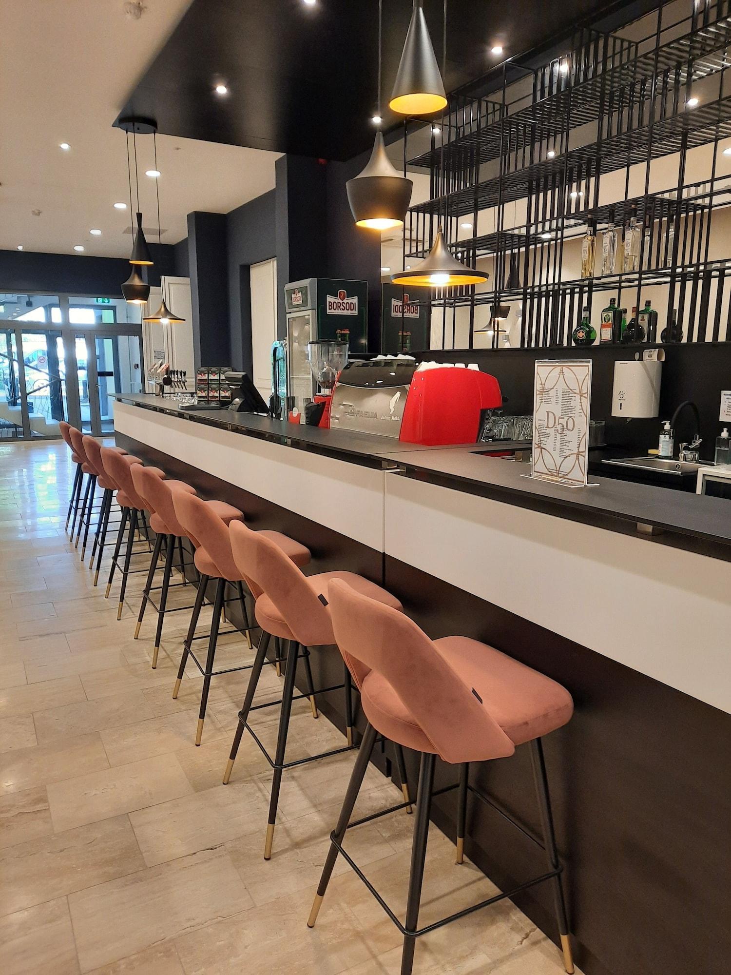 Bar/Salón D50 Hotel