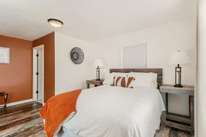 Alquiler Vacacional - Cozy homebase in a GREAT LOCATION! Close to Amenities! Awesome deck with games.