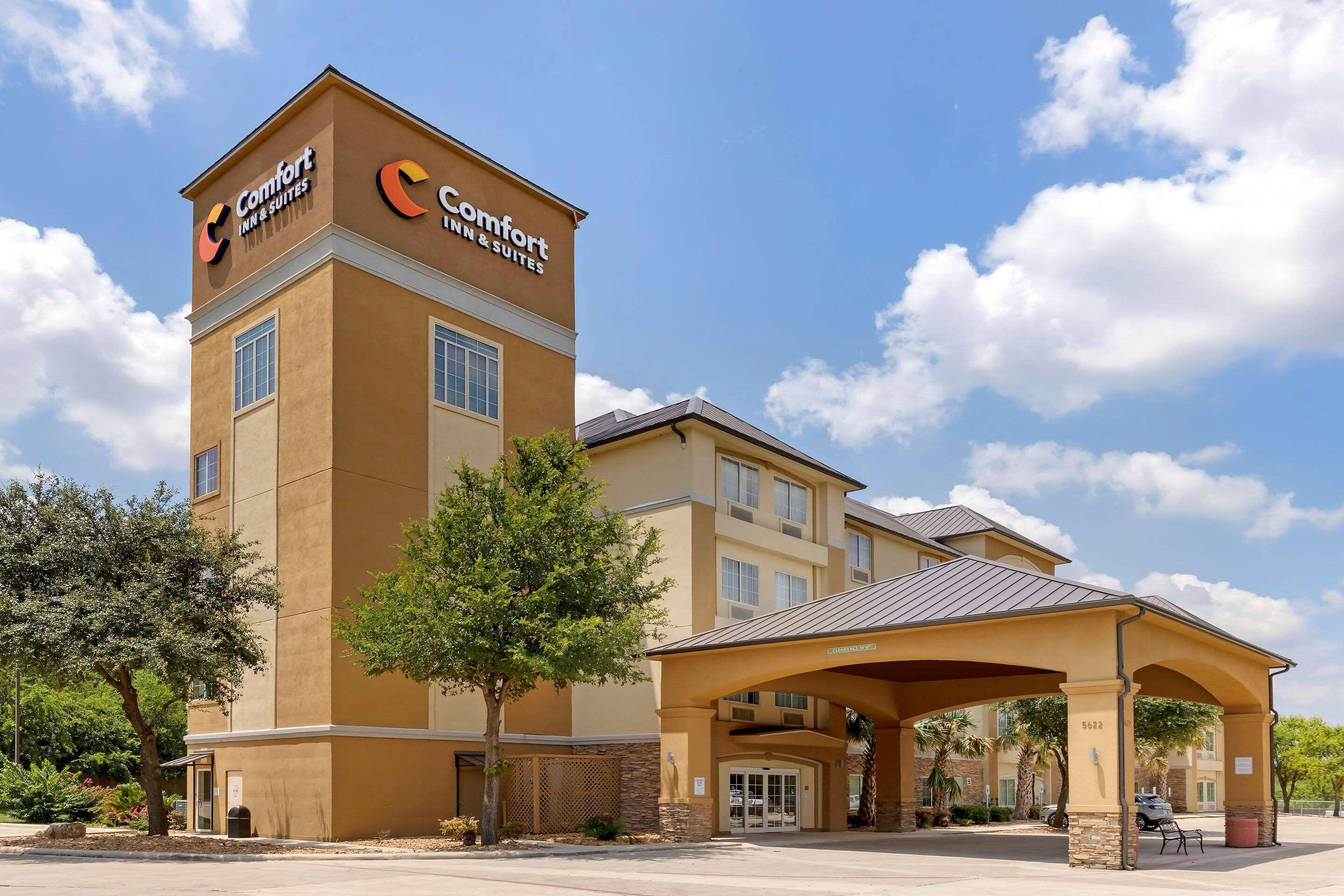 Vista Exterior Comfort Inn & Suites Near Six Flags & Medical Center