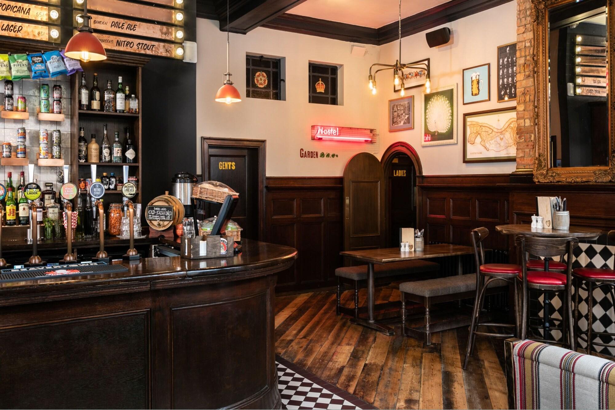 Vista Lobby Publove The Rose & Crown