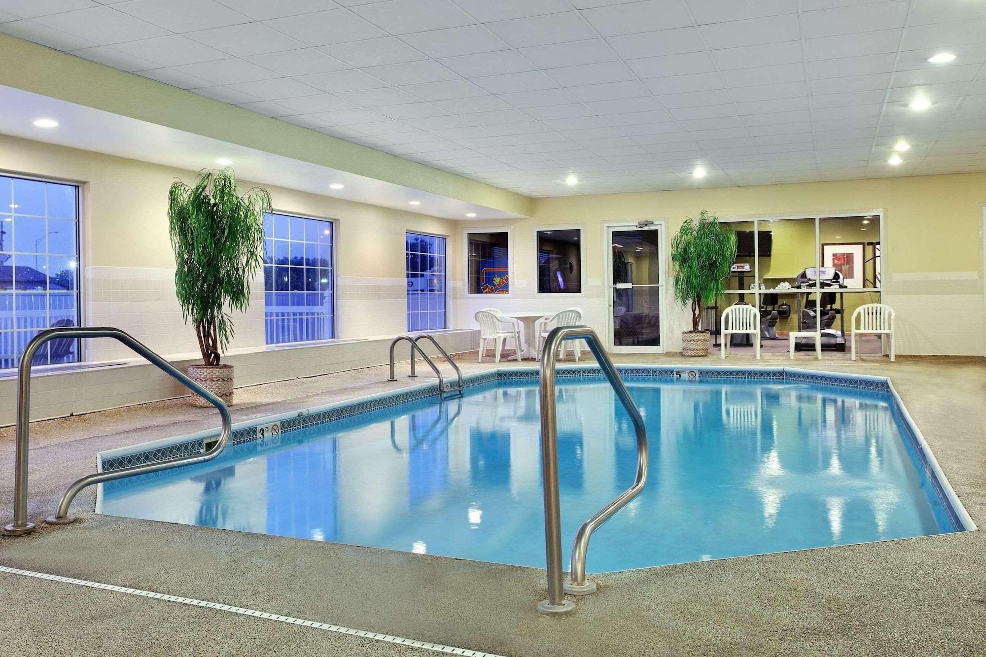 Vista Piscina Country Inn & Suites by Radisson, Rock Falls, IL