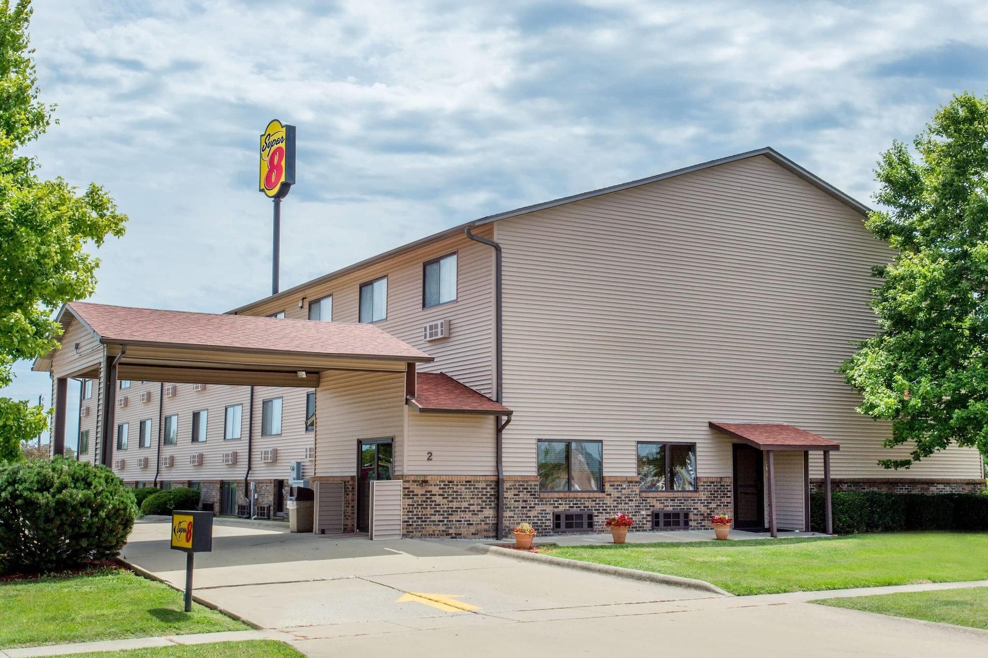 Vista Exterior Super 8 by Wyndham Normal Bloomington
