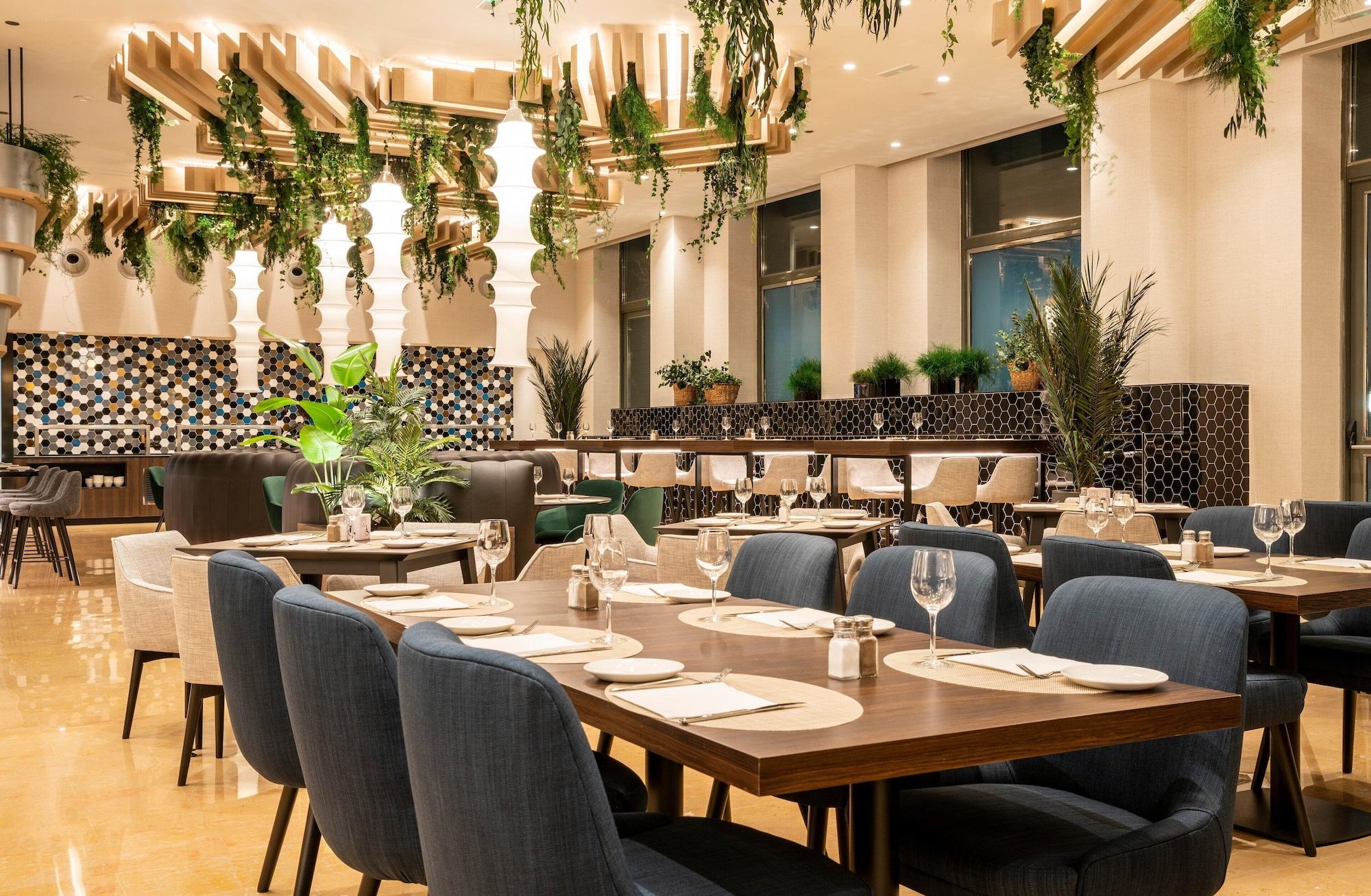 Restaurant Hotel ILUNION Valencia 4