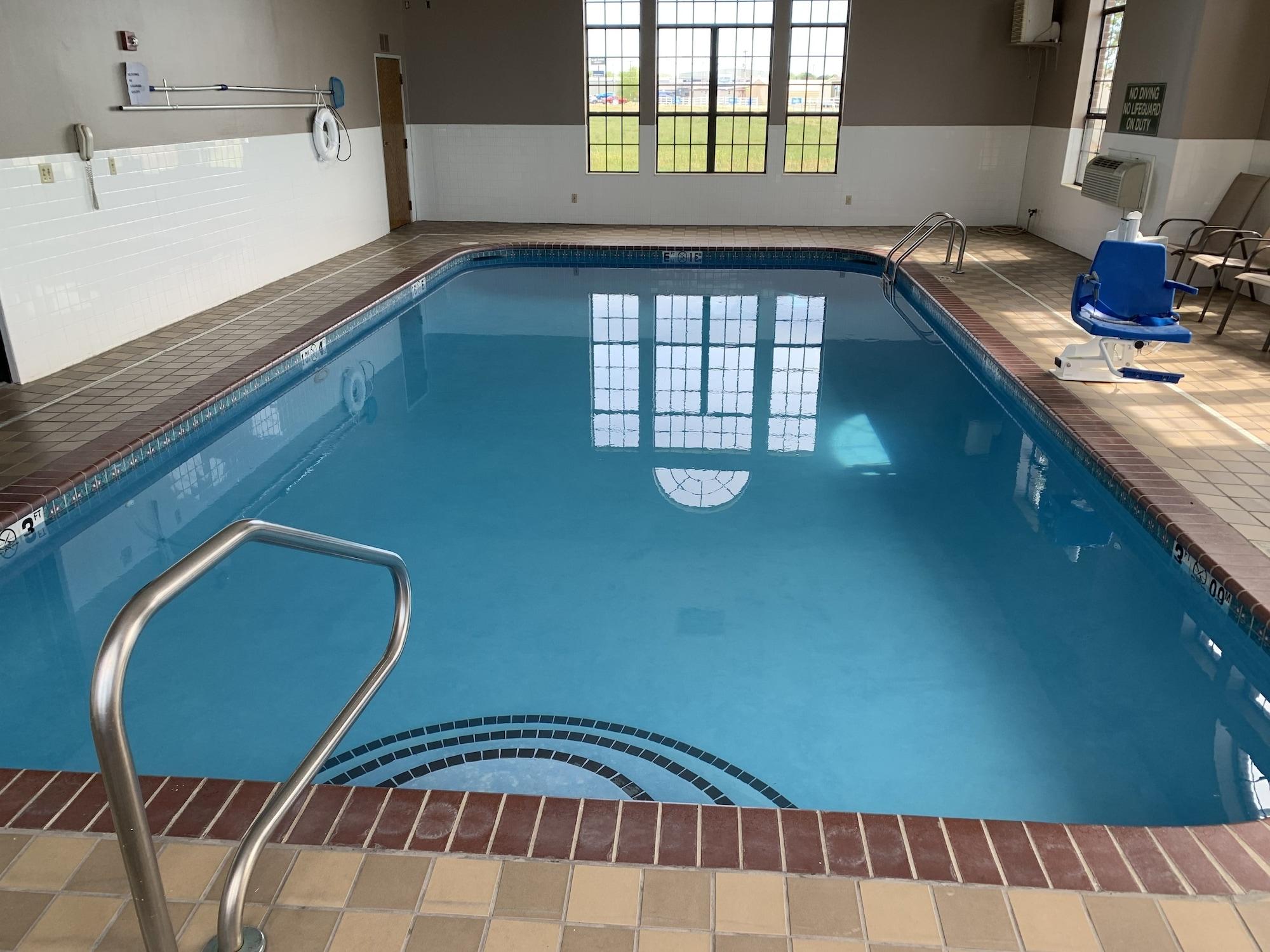 Vista Piscina Super 8 by Wyndham Searcy AR