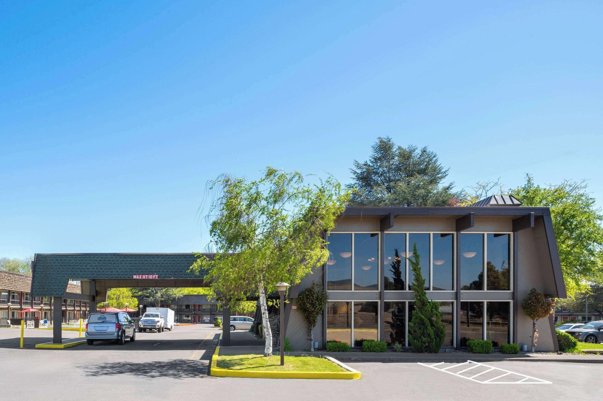 Vista Exterior Days Inn by Wyndham Klamath Falls