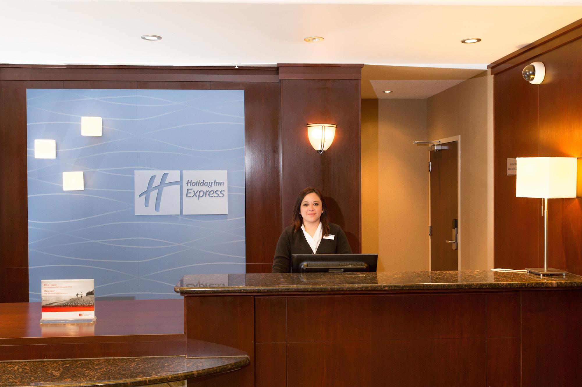 Vista Exterior Holiday Inn Express Hotel & Suites WHITECOURT by IHG