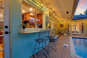 Alquiler Vacacional - Sunny Palms Villa - Heated Pool + Hot Tub, 2 miles to the Beach!