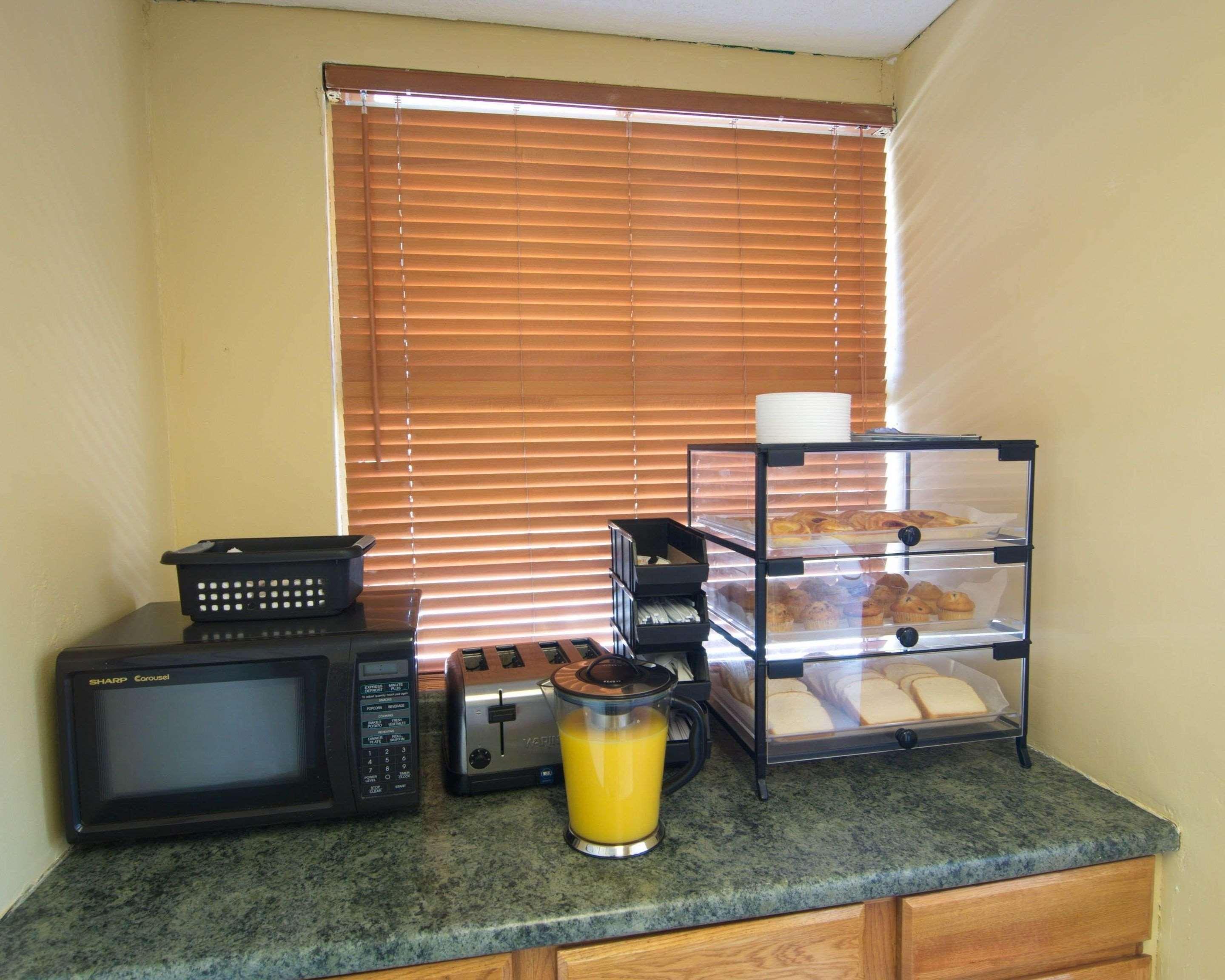 Restaurant Econo Lodge Near Bluefield College