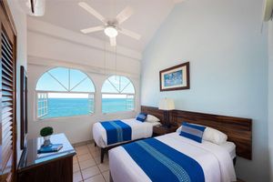 Alquiler Vacacional - WIVC Casa de la Playa Condo - Literally on the Beach with Swimming Pool & Jacuzzi