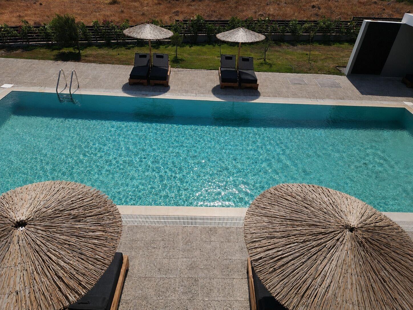 Vista Piscina Mat Suites