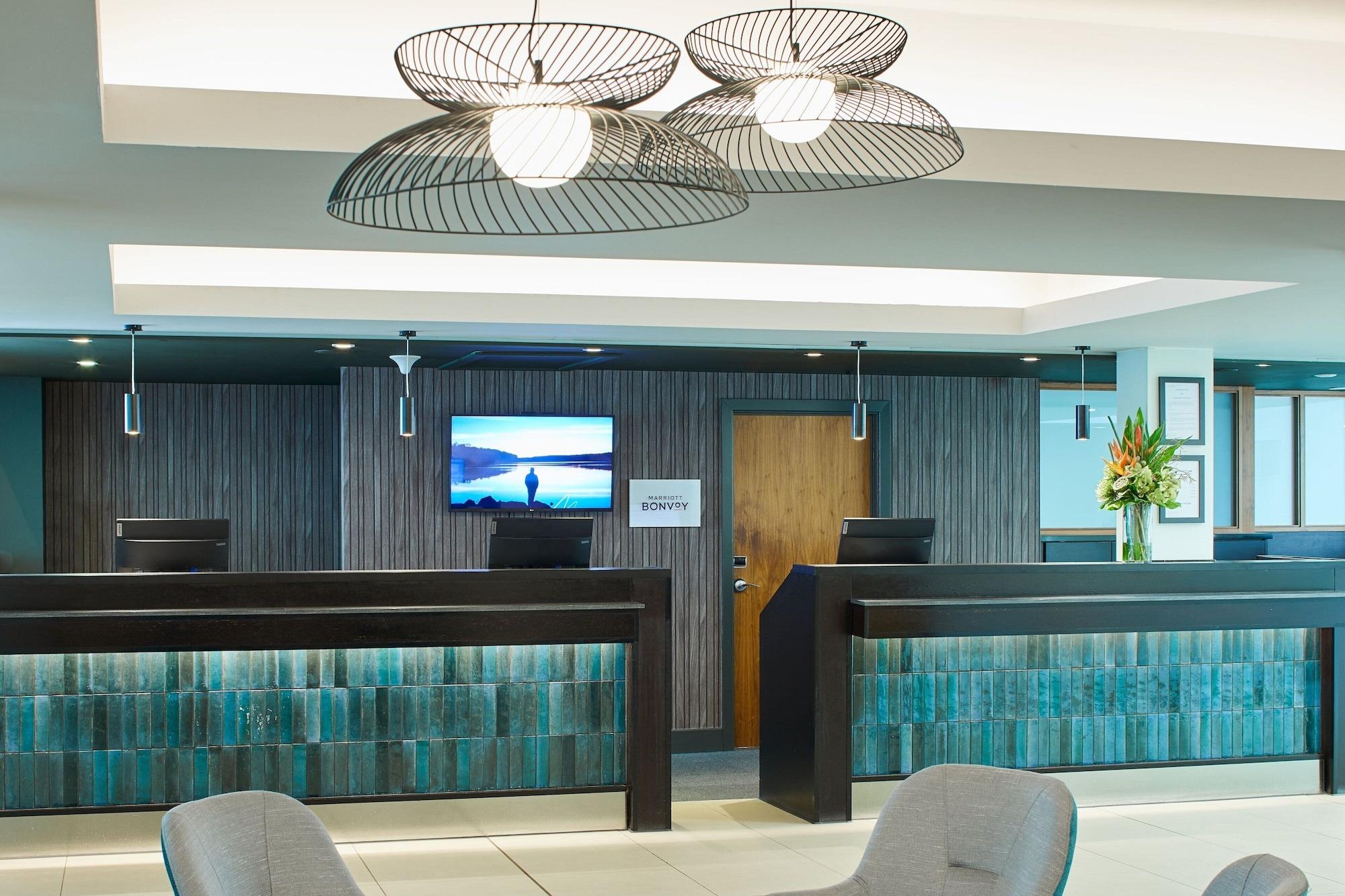 Vista Lobby Courtyard by Marriott London Gatwick Airport