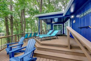 Alquiler Vacacional - Lakefront Hot Springs Vacation Rental w/ Dock!