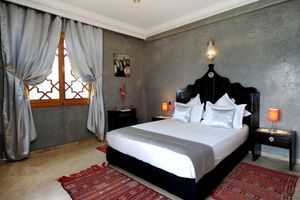 Alquiler Vacacional - Villa Dar MOUDAR Marrakech large swimming pool and garden with authentic architecture