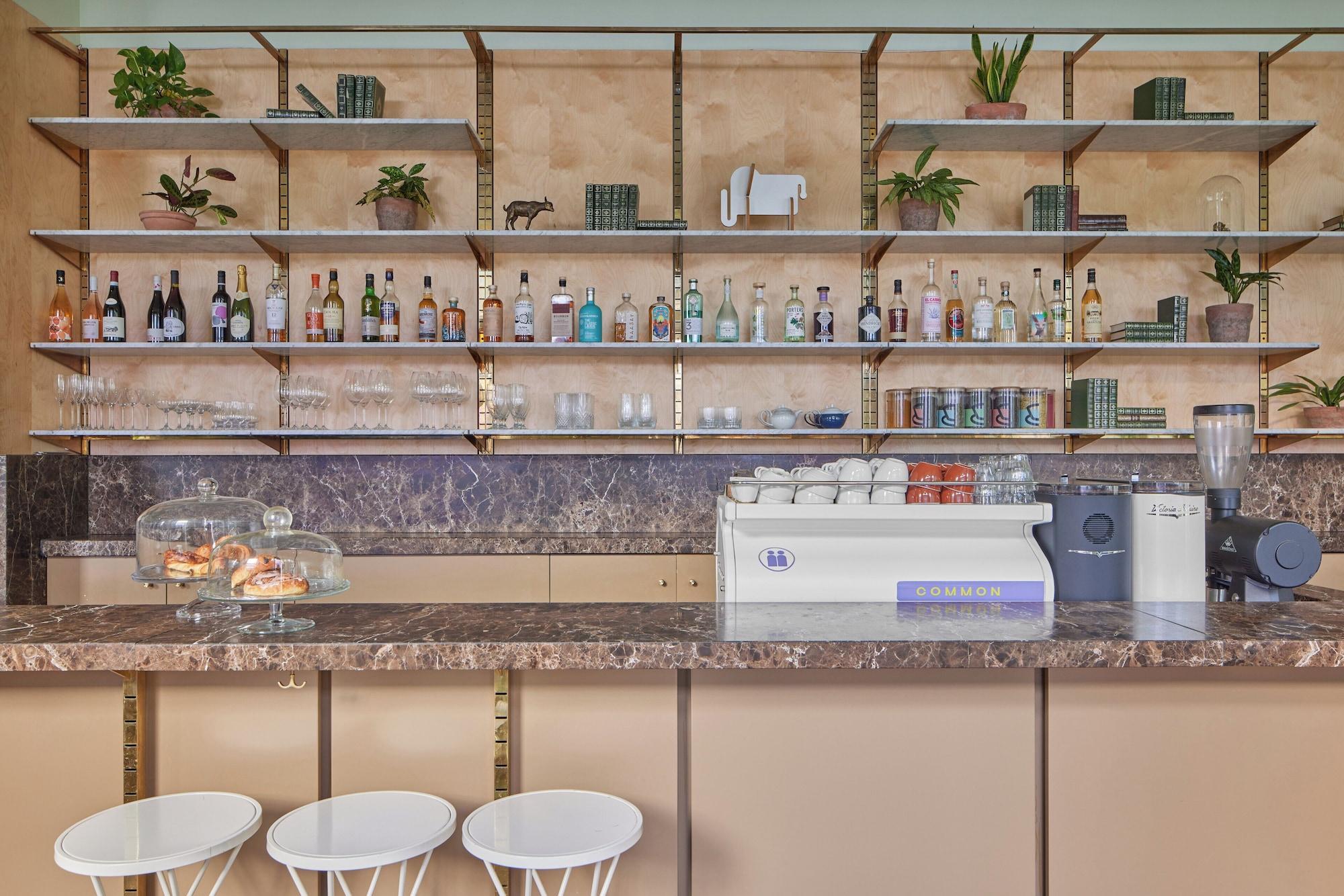 Bar/Salón Eden Locke