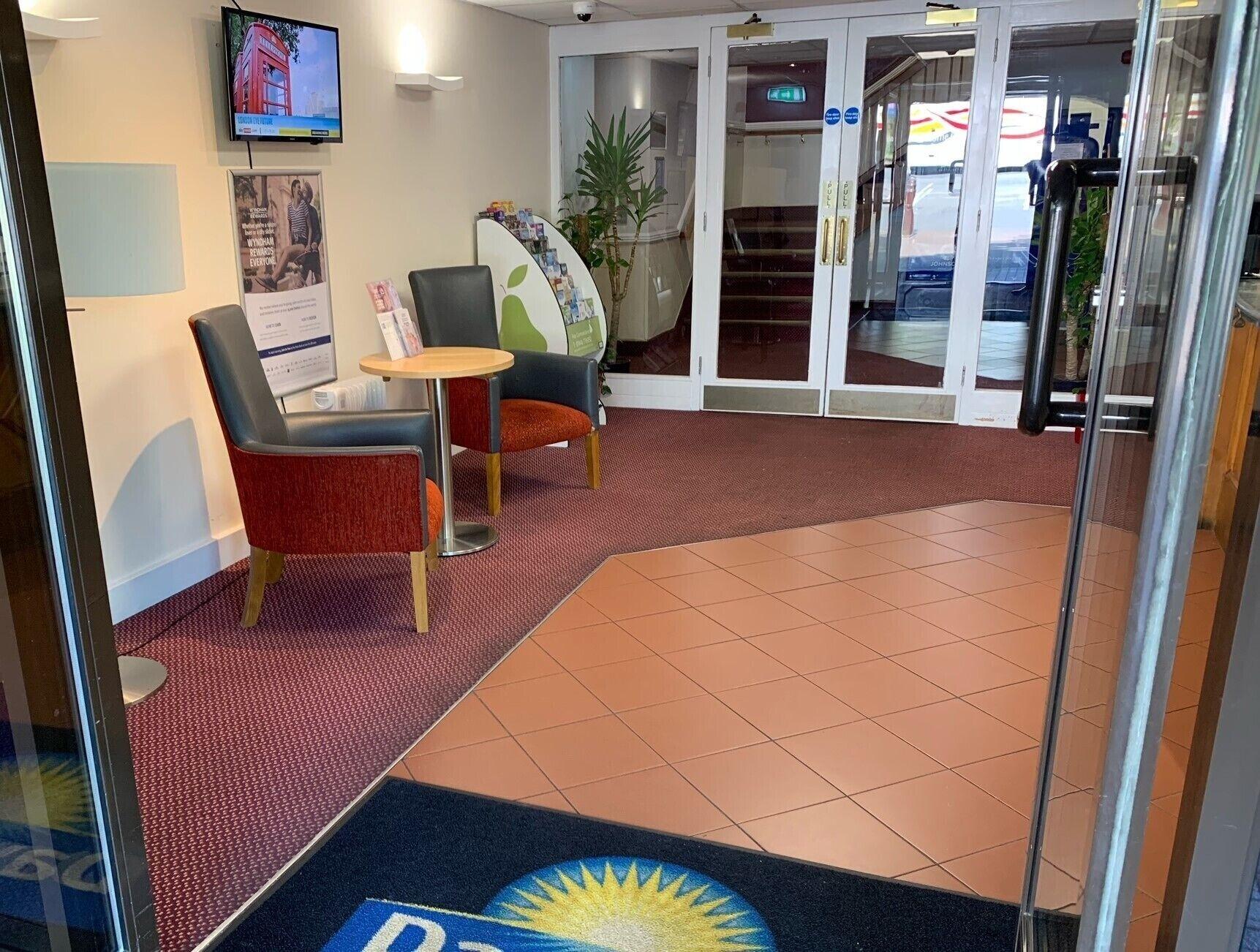 Vista Lobby Days Inn by Wyndham Southampton Rownhams