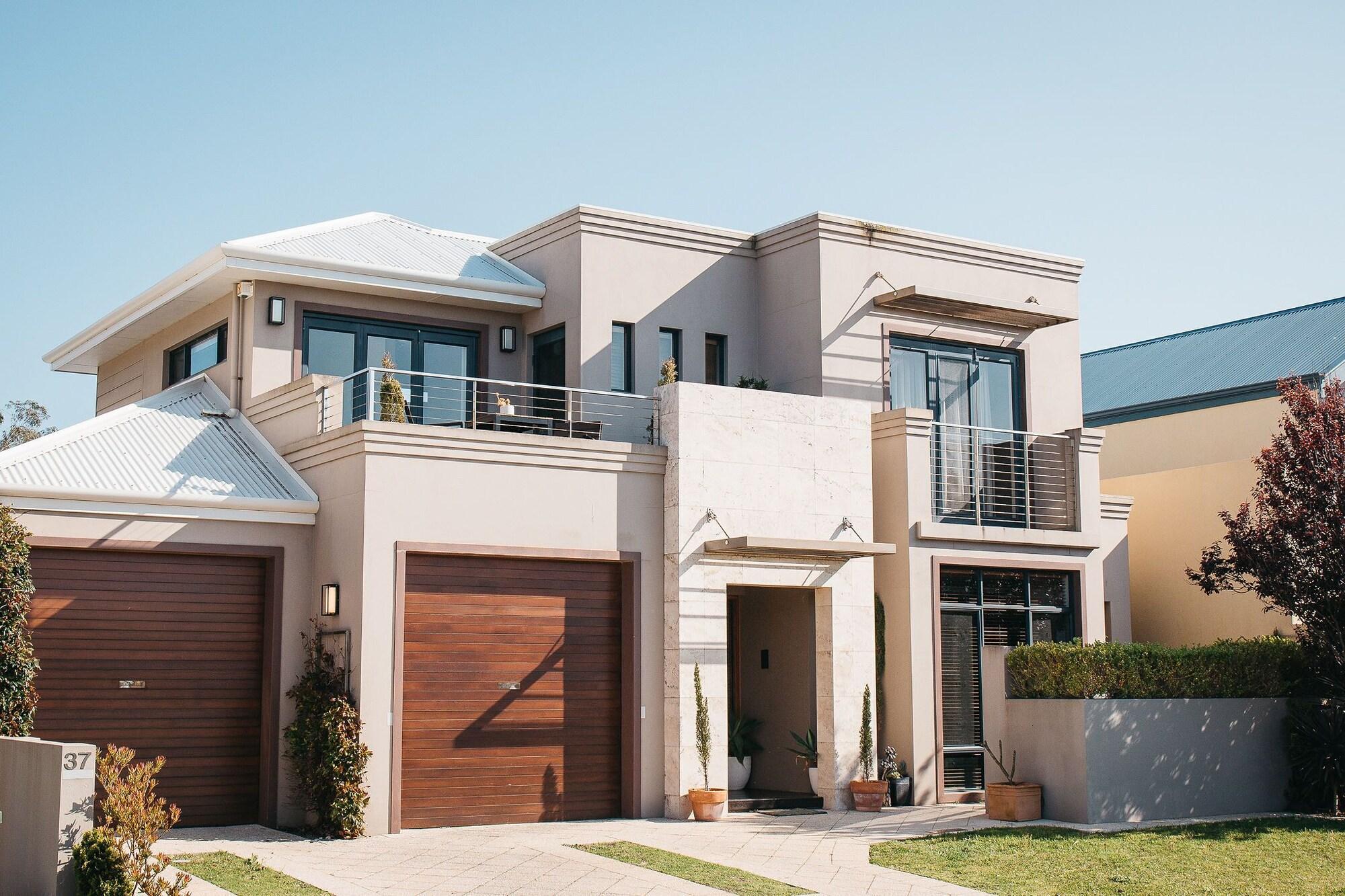 Varios Banksia by the Bay