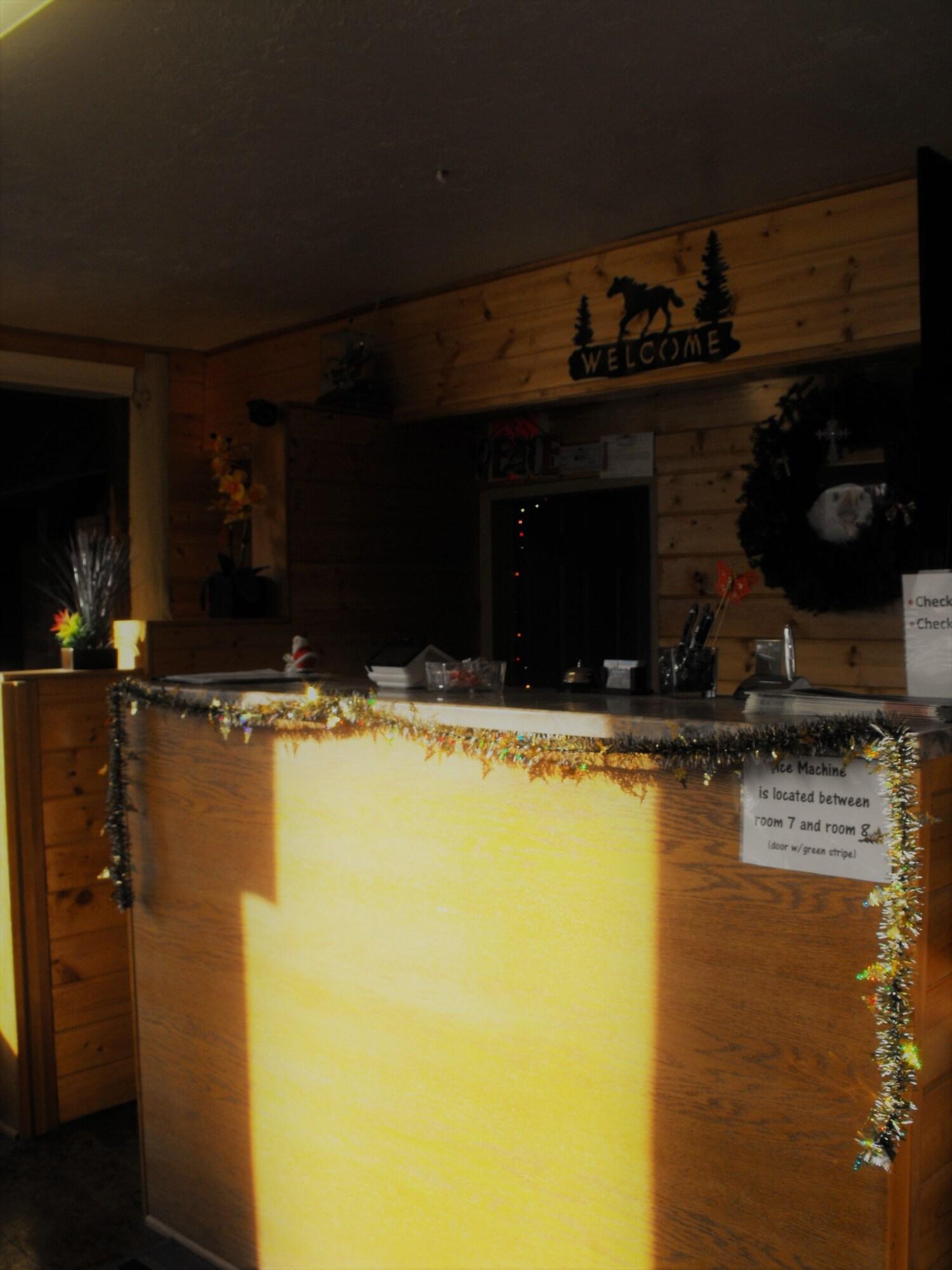 Vista Lobby Eagle Crater Lake Inn