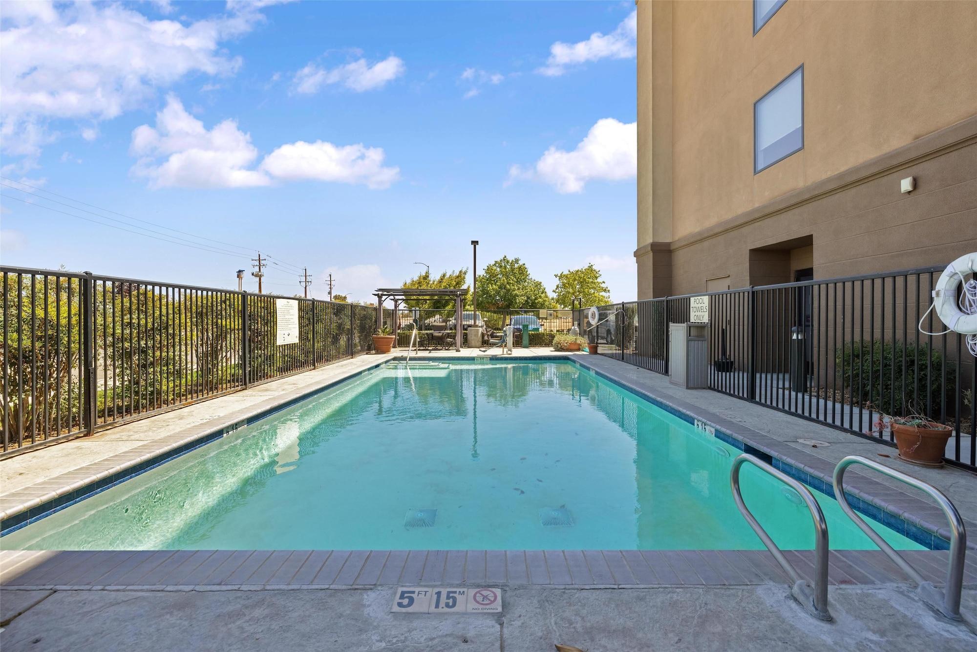 Vista Piscina Hampton Inn And Suites Madera