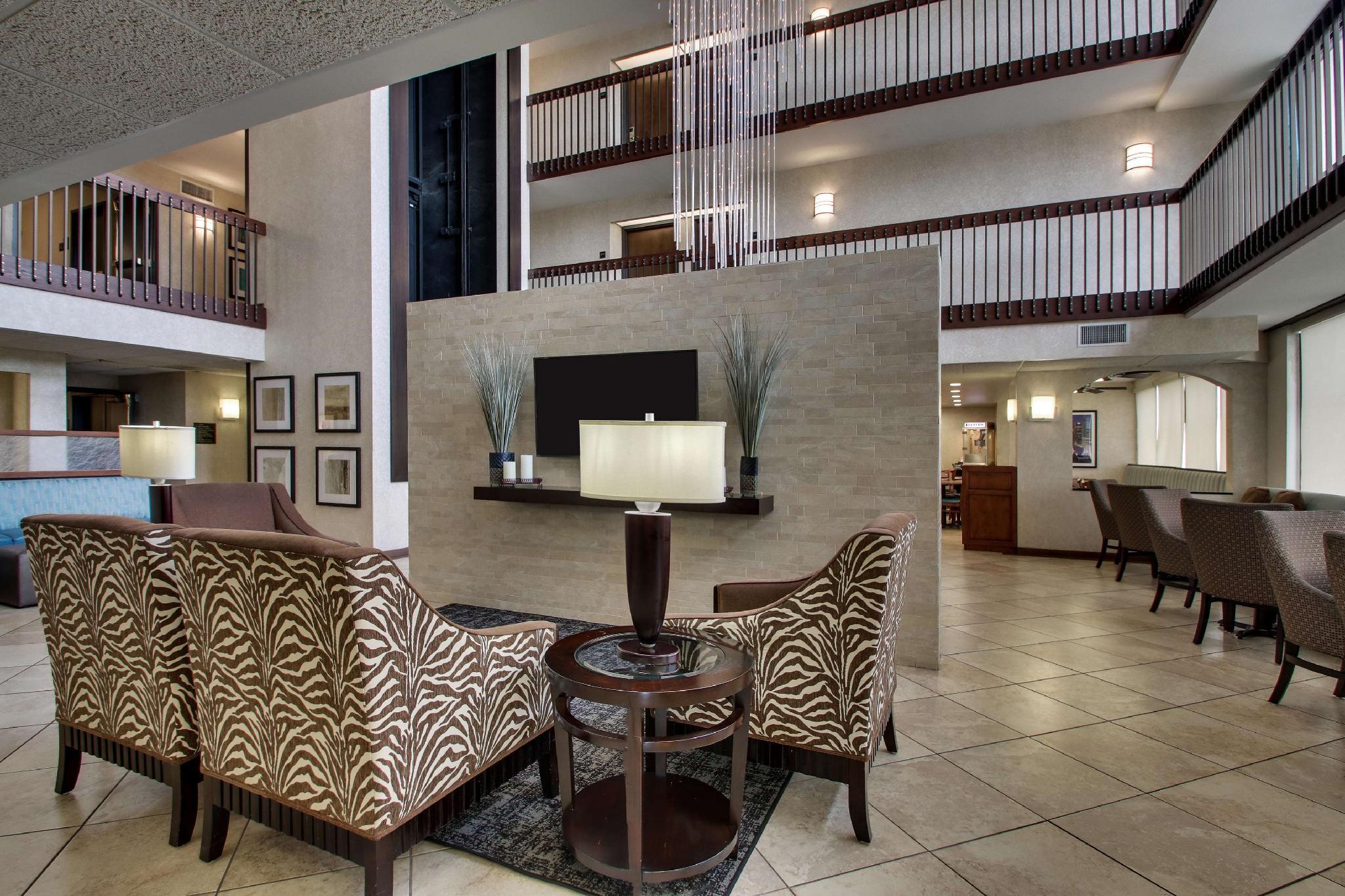 Vista Lobby Sonesta Essential Houston Hobby Airport