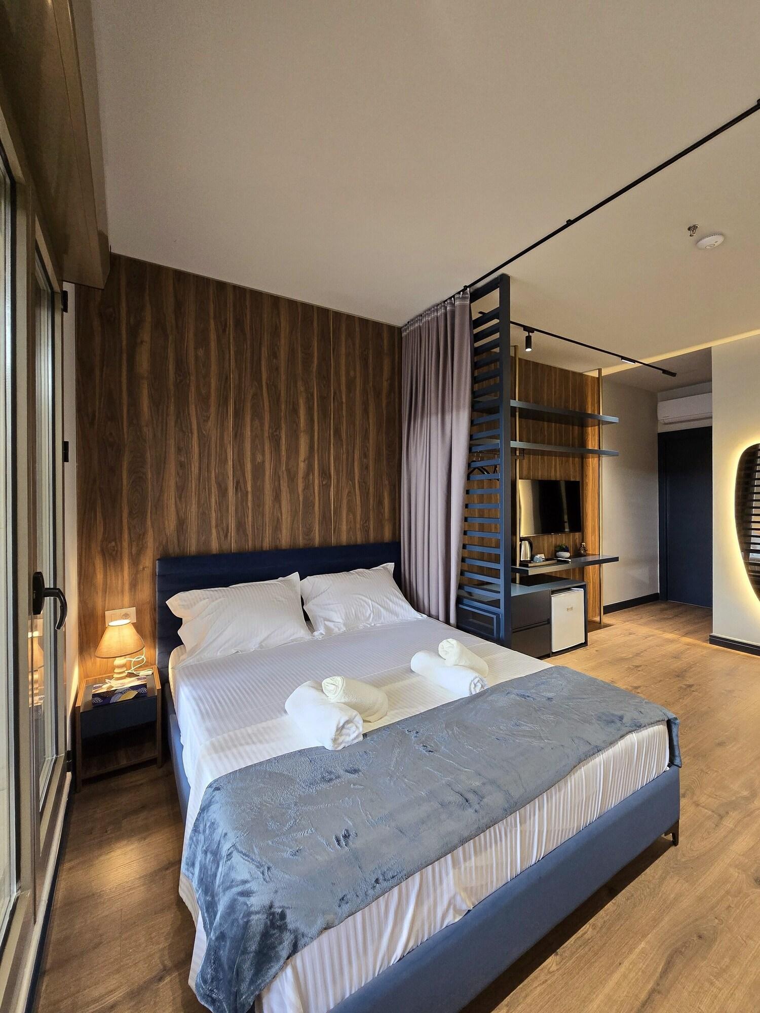 Varios SOLs Center Rooms