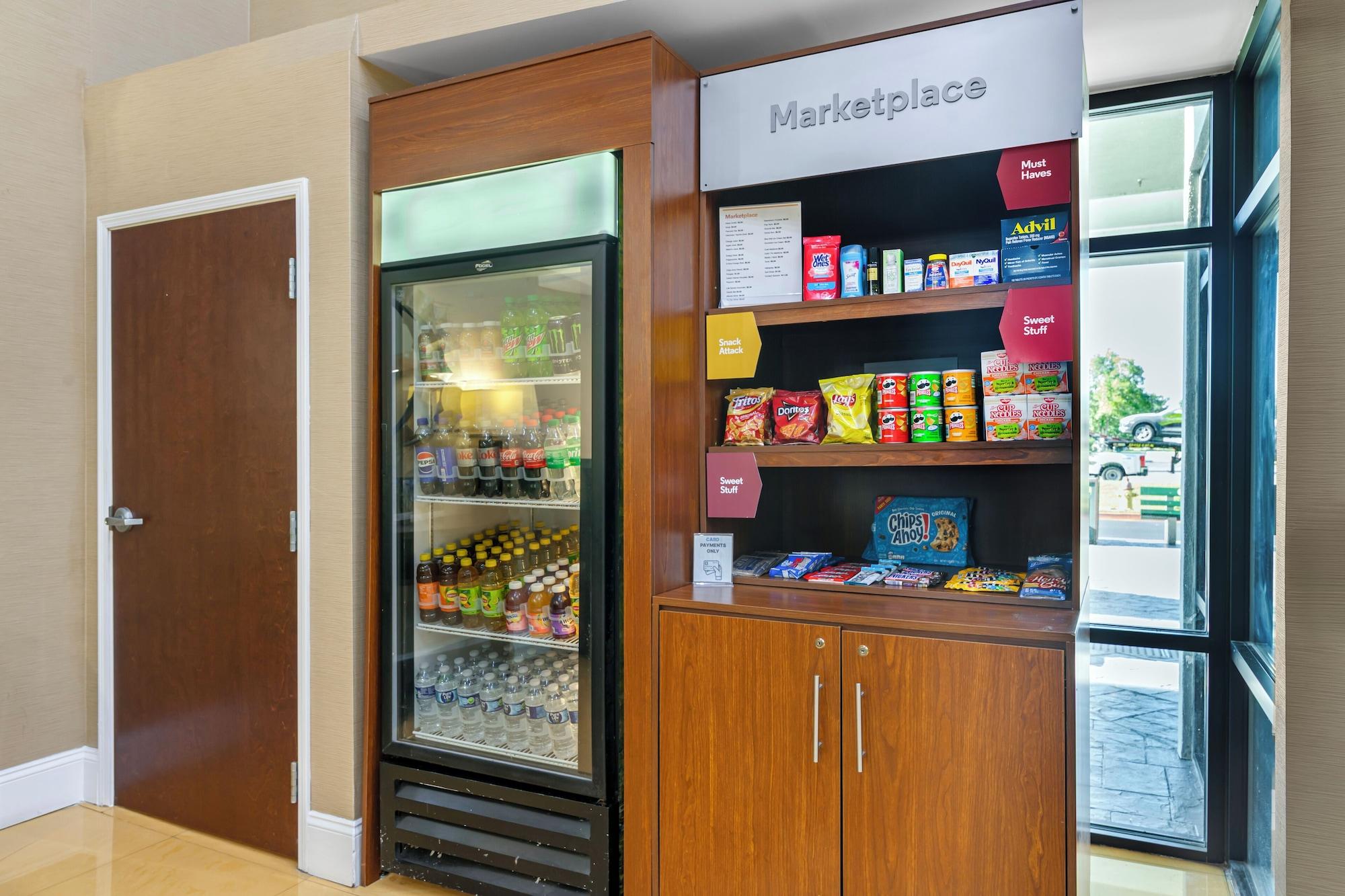 Bar/Salón Comfort Suites Savannah Gateway I-95