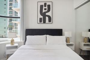 Alquiler Vacacional - Stylish 2BDR Beachside Stay w/ FREE Parking & Pool, Gym