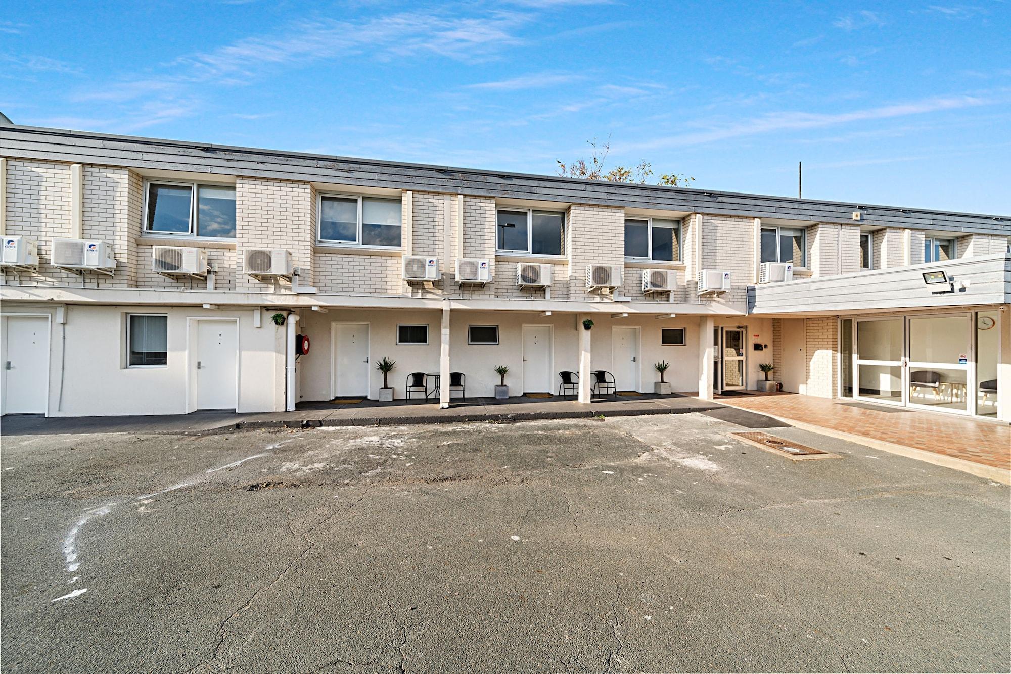 Vista Exterior Carlton Suites