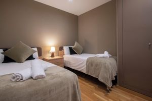 Alquiler Vacacional - PdG15 Suite A: Premium 3BR on Paseo de Gracia, Steps from Plaça Catalunya