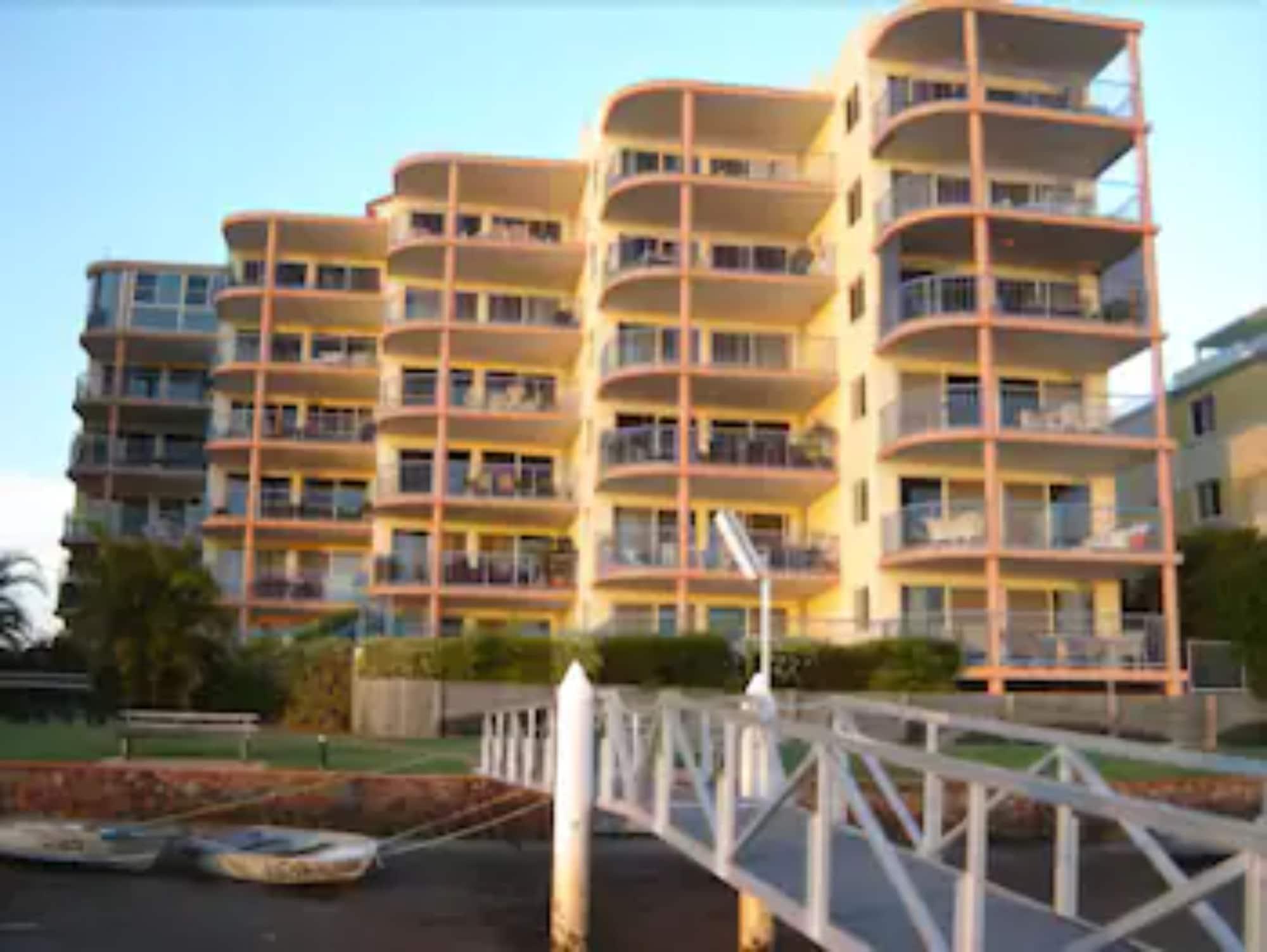 Vista Exterior On The River Apartments