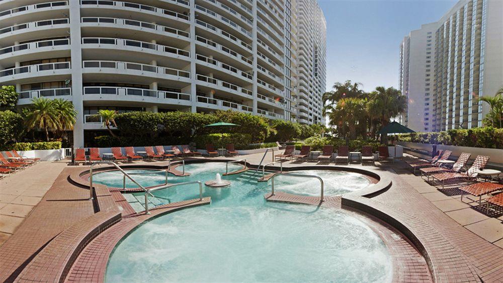 Pool view DoubleTree by Hilton Grand Hotel Biscayne Bay
