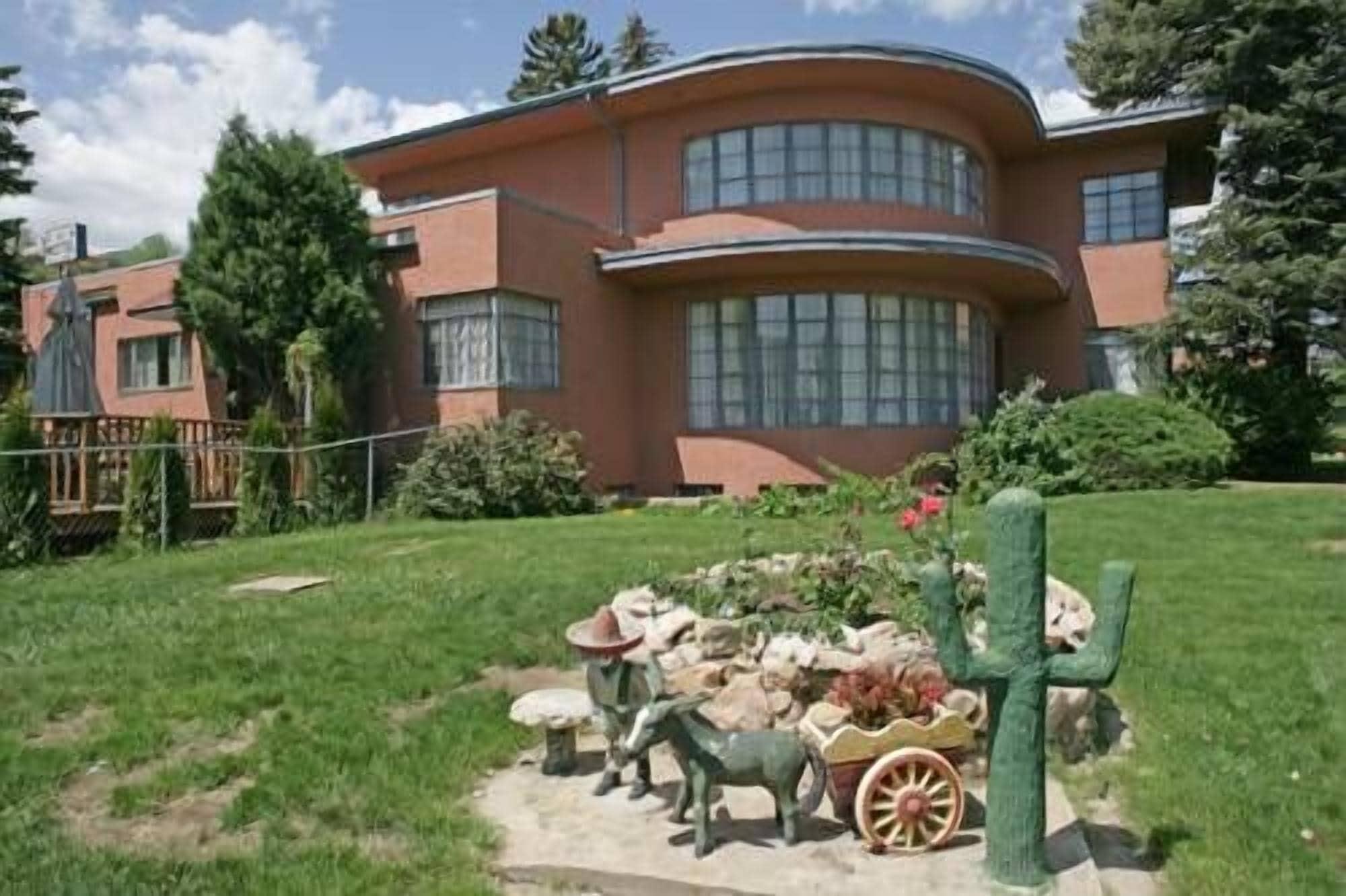 Varios Rainbow Lodge and Inn