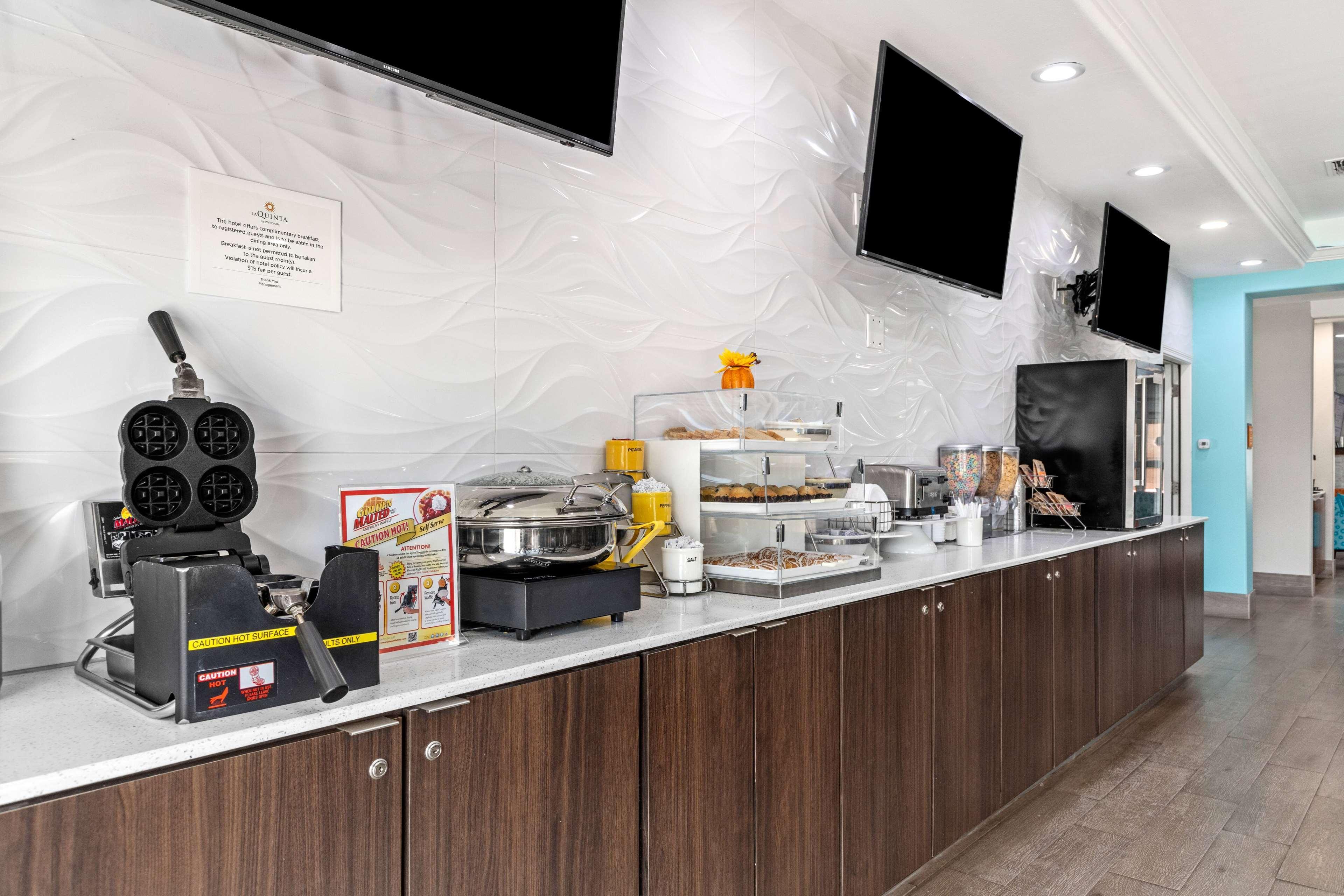 Restaurant La Quinta Inn & Suites by Wyndham Raymondville