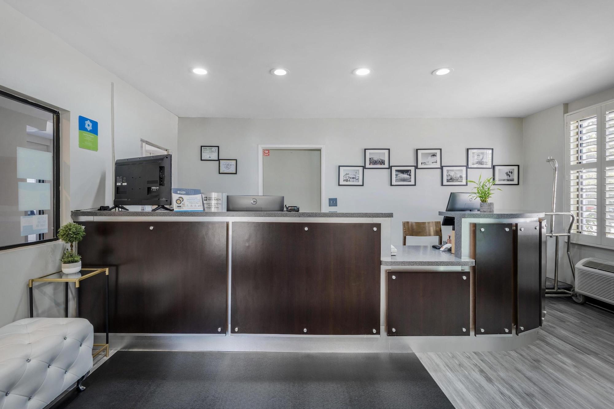 Vista Lobby SureStay Hotel by Best Western Beverly Hills West LA