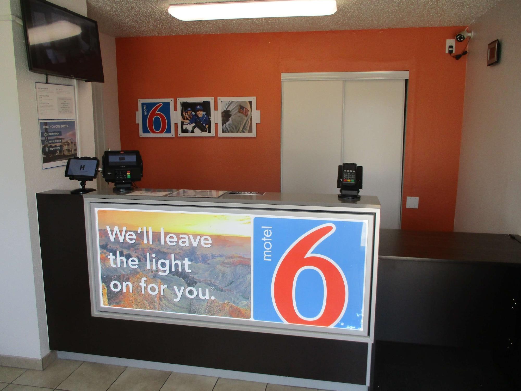 Vista Lobby Motel 6 Austin, TX - North Central