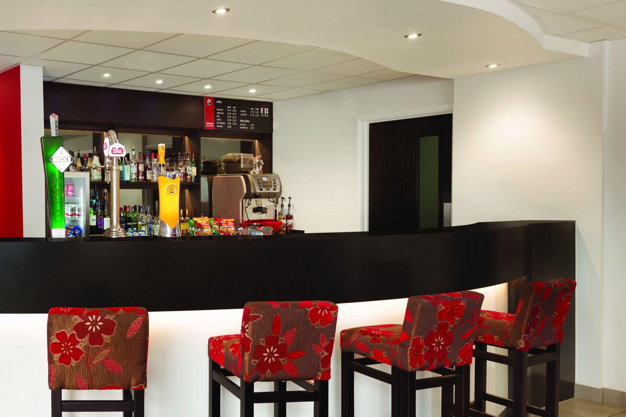 Bar/Salón Ramada by Wyndham Wakefield