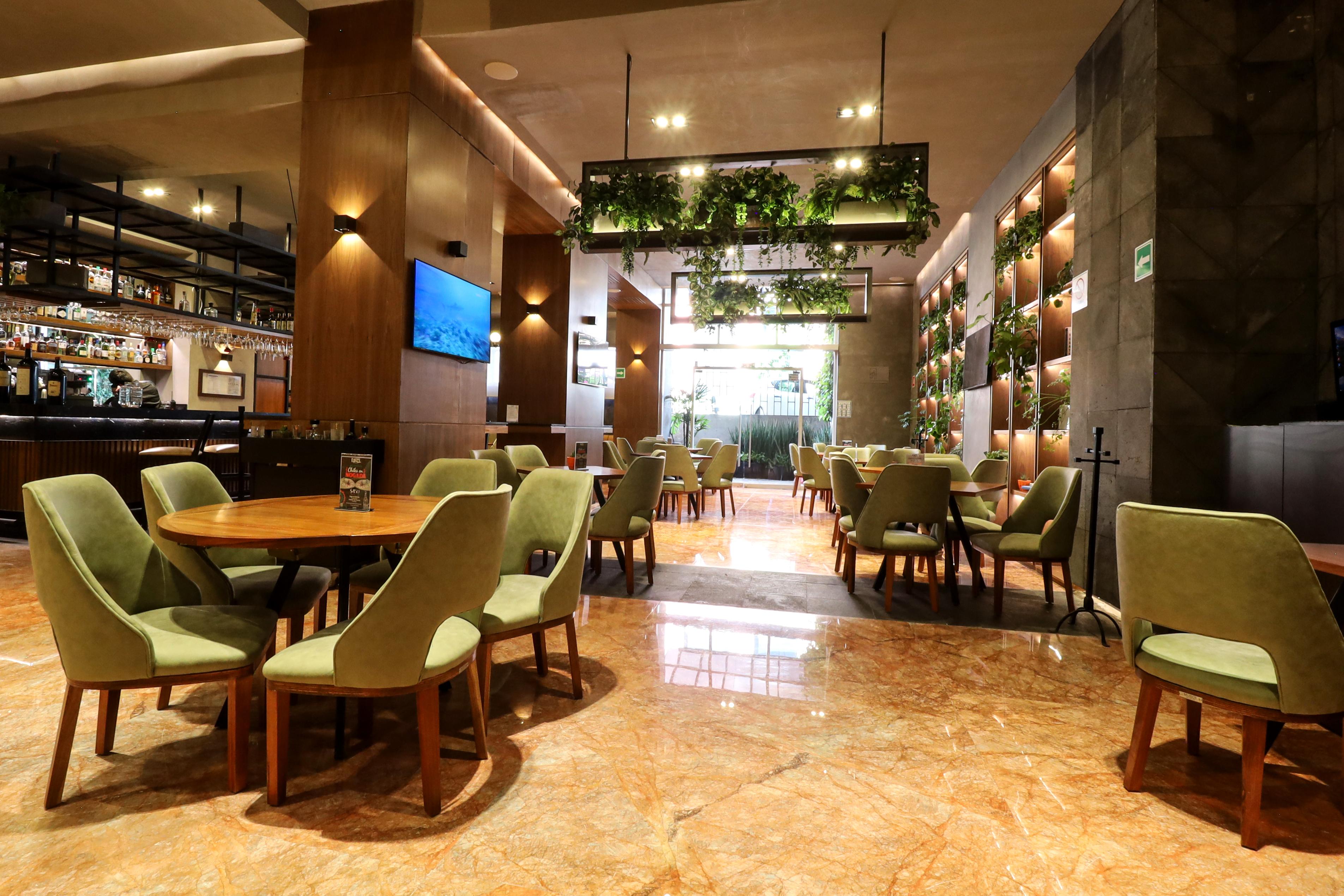 Restaurant St Isidro Suites Corporate Housing SPA & Wellness Center