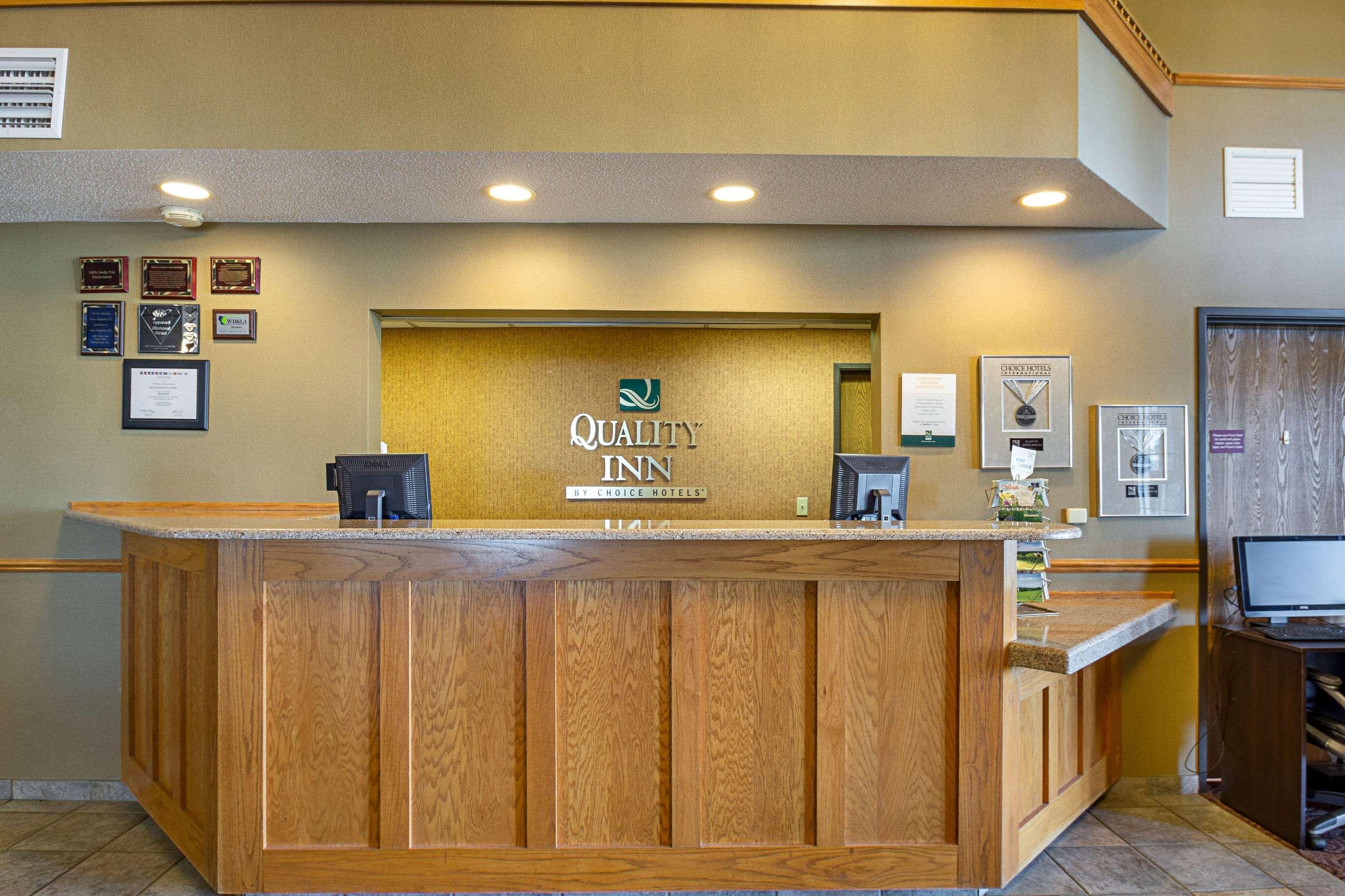 Vista Lobby Quality Inn Mineral Point