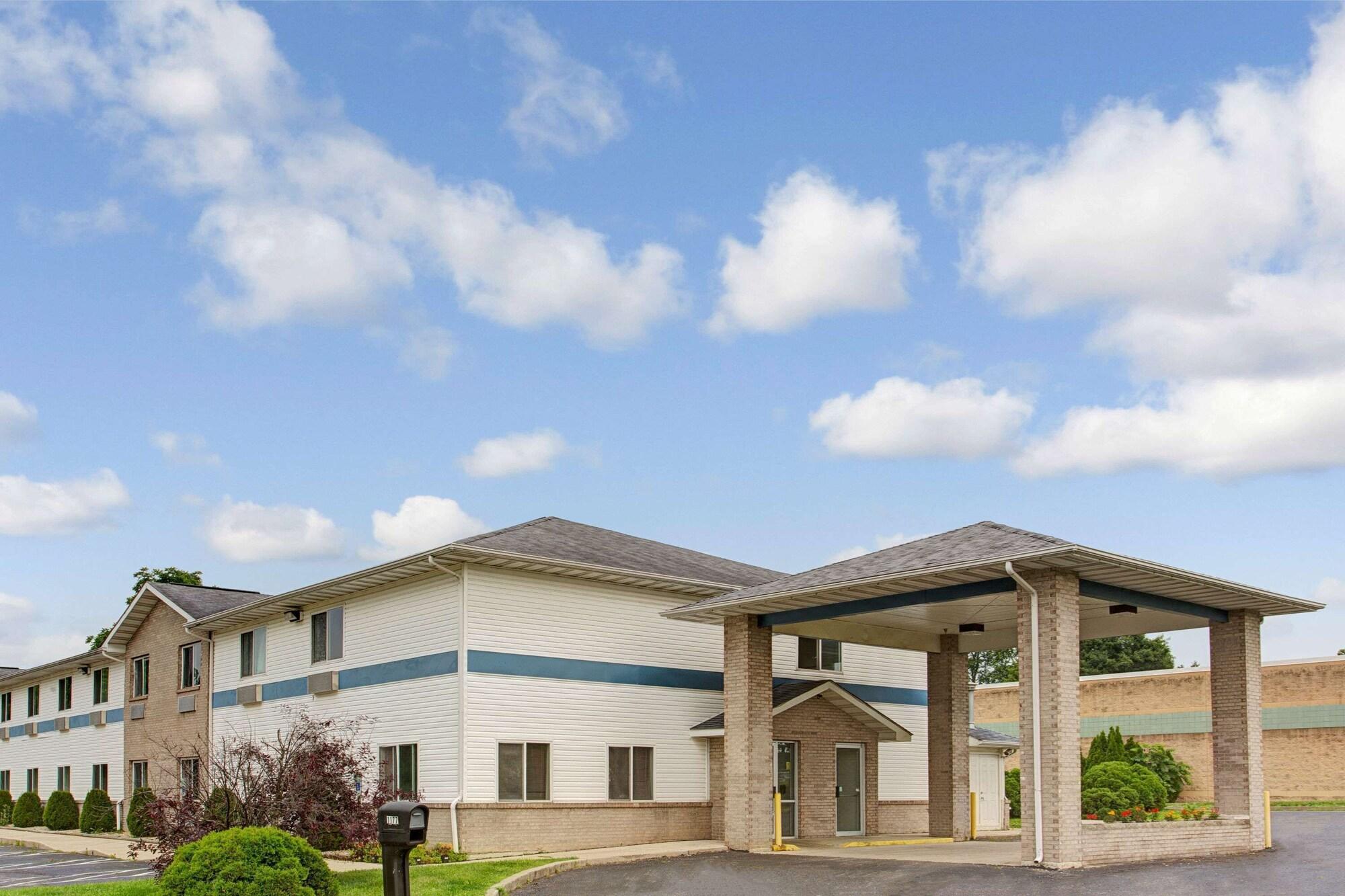 Vista Exterior Super 8 by Wyndham Heath/Newark